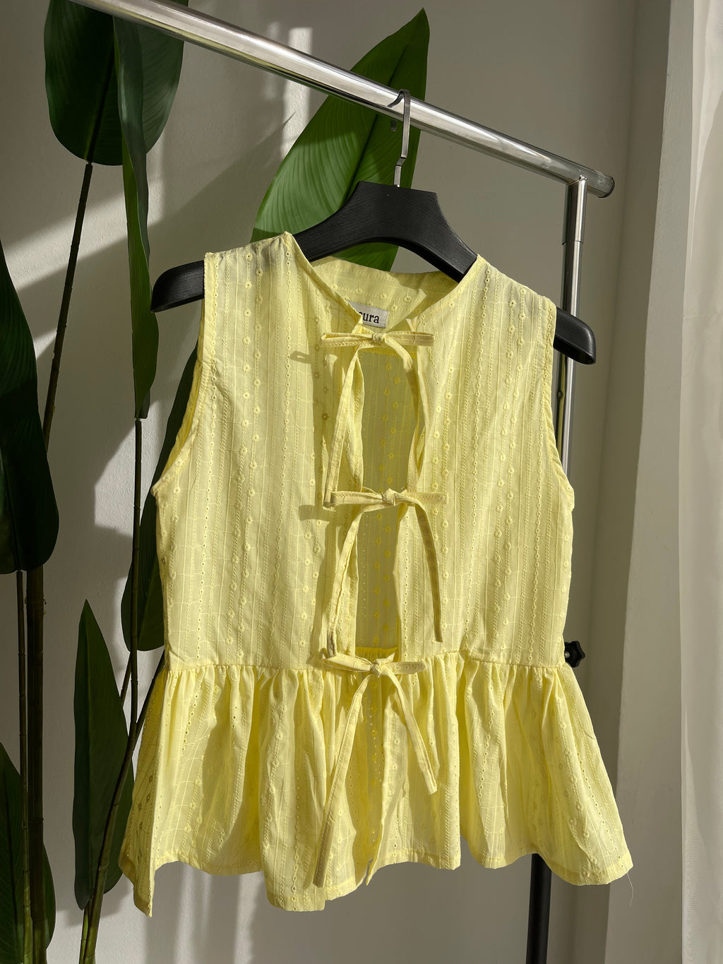 HAUT COQUETTE EN BRODERIE ANGLAISE