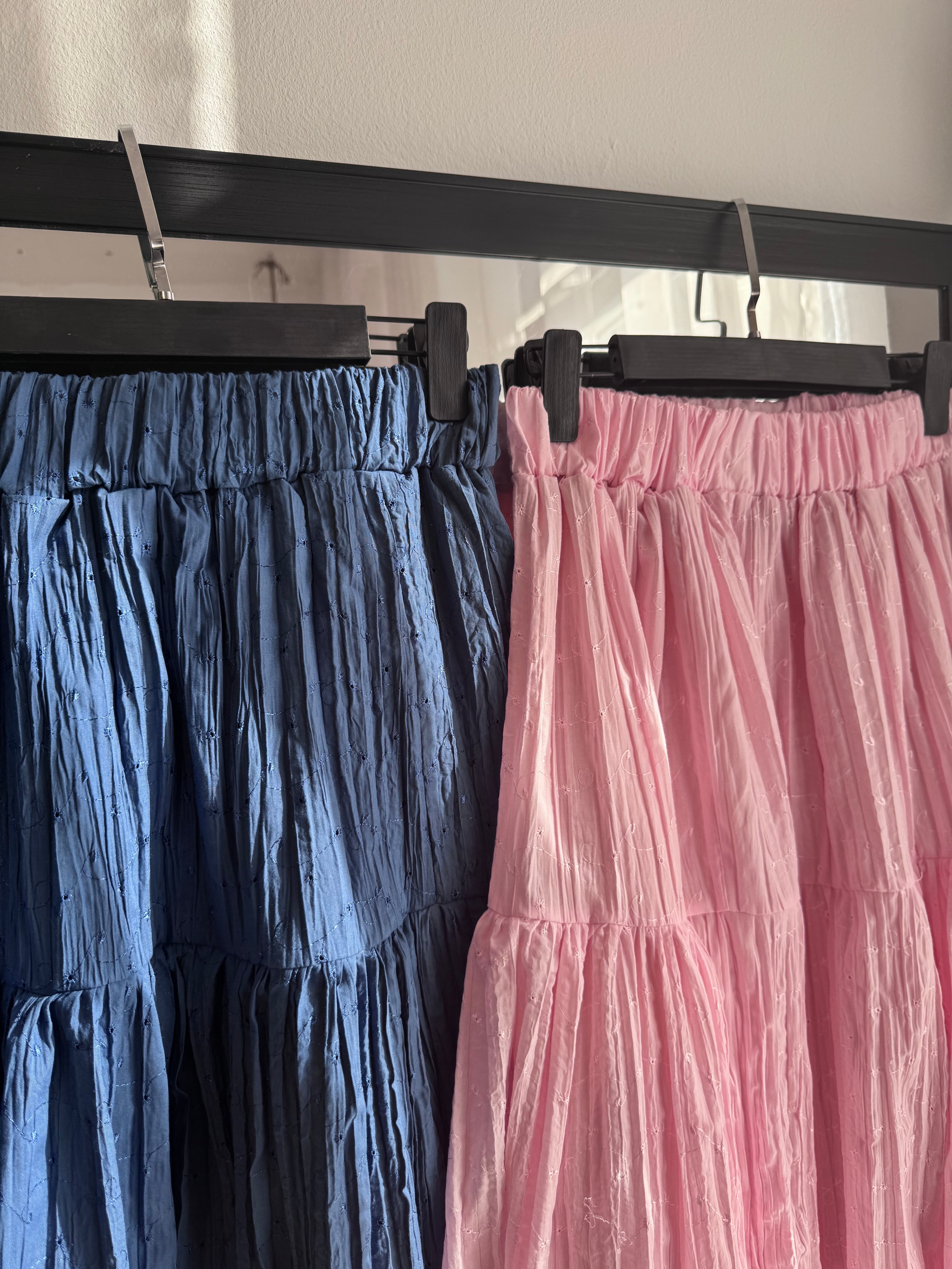 jupe en popeline froissé avec du broderie anglaise