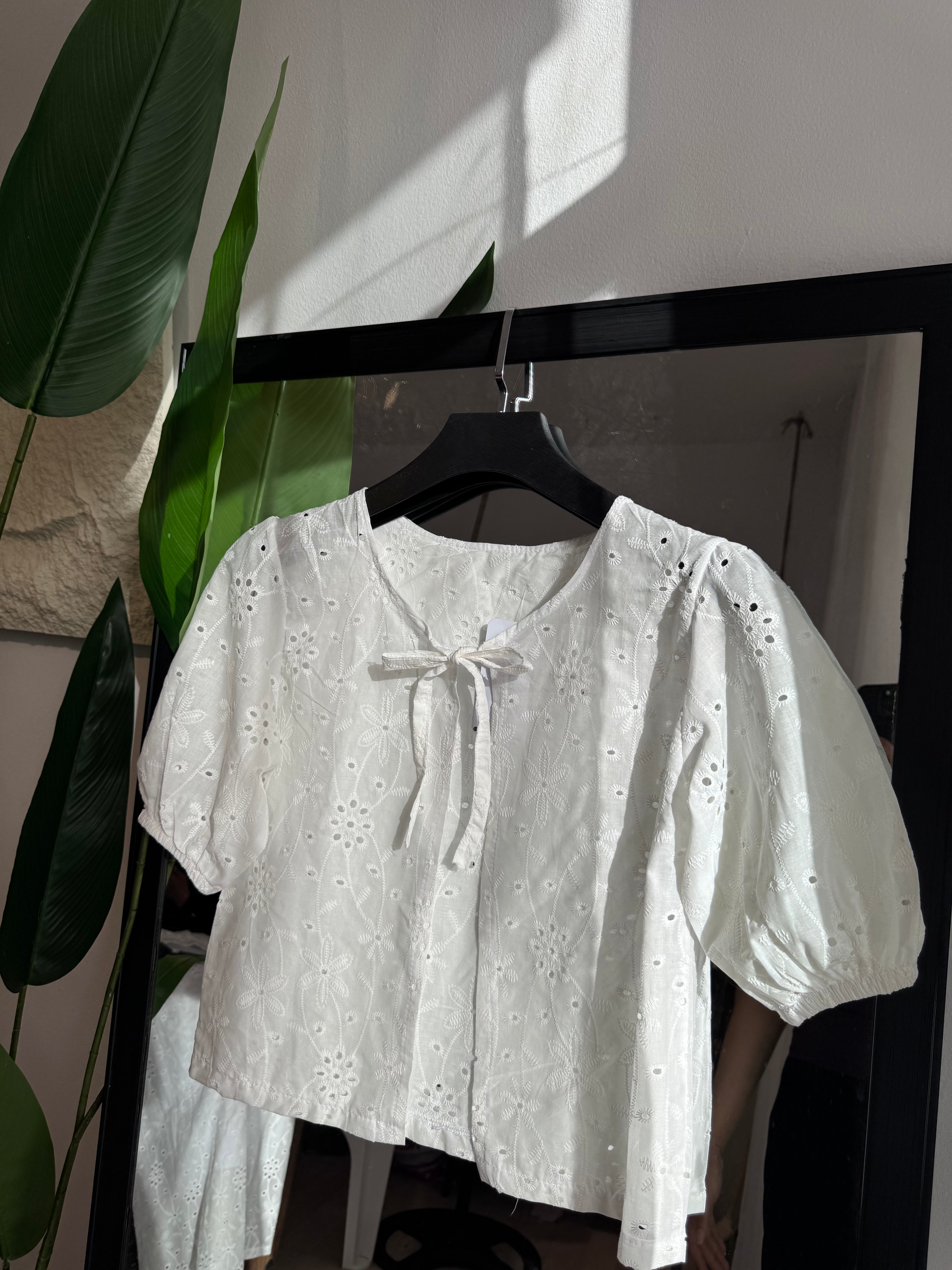haut en broderie anglaise demi manche