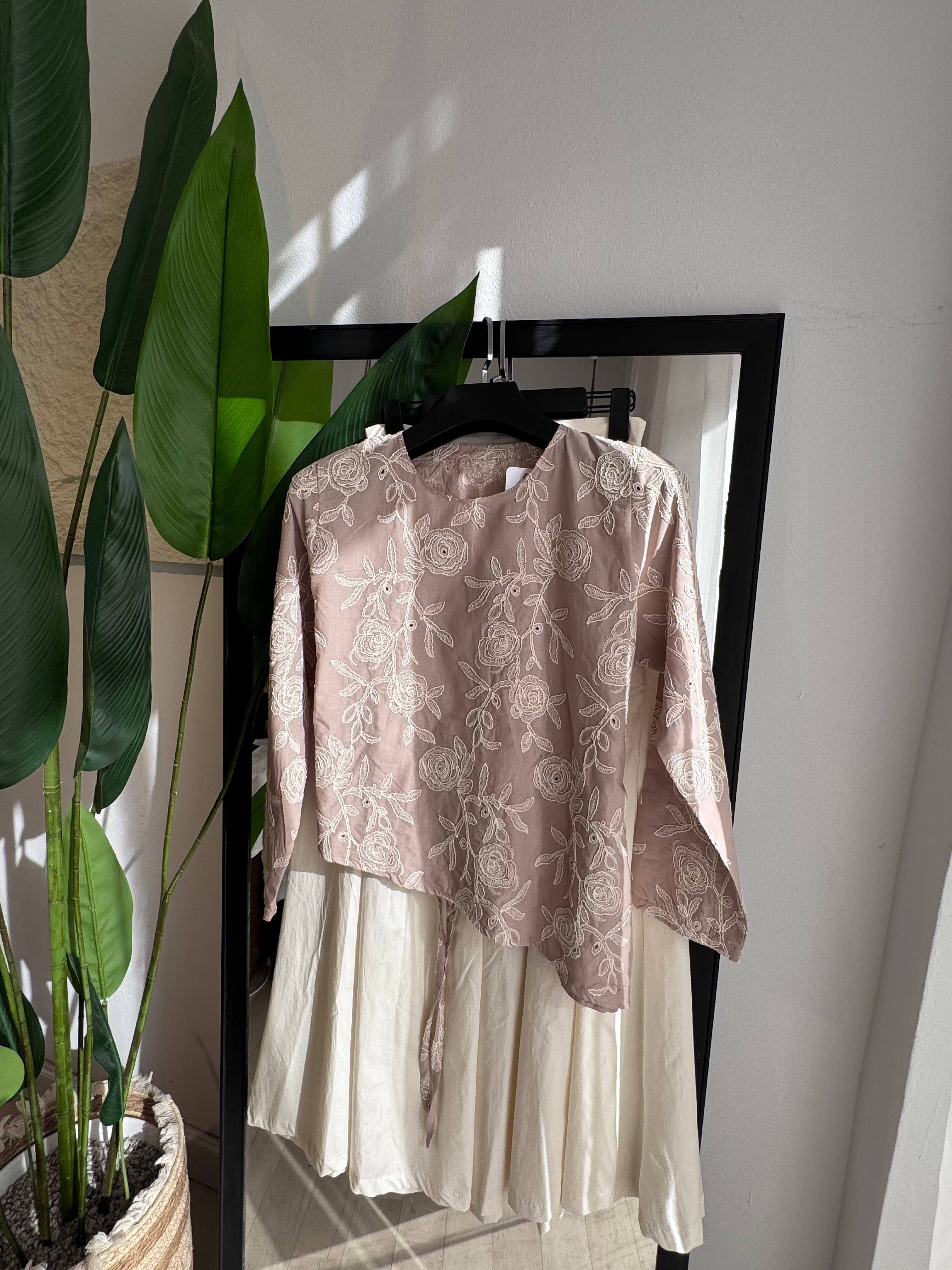 haut en popeline  broderie 3D
