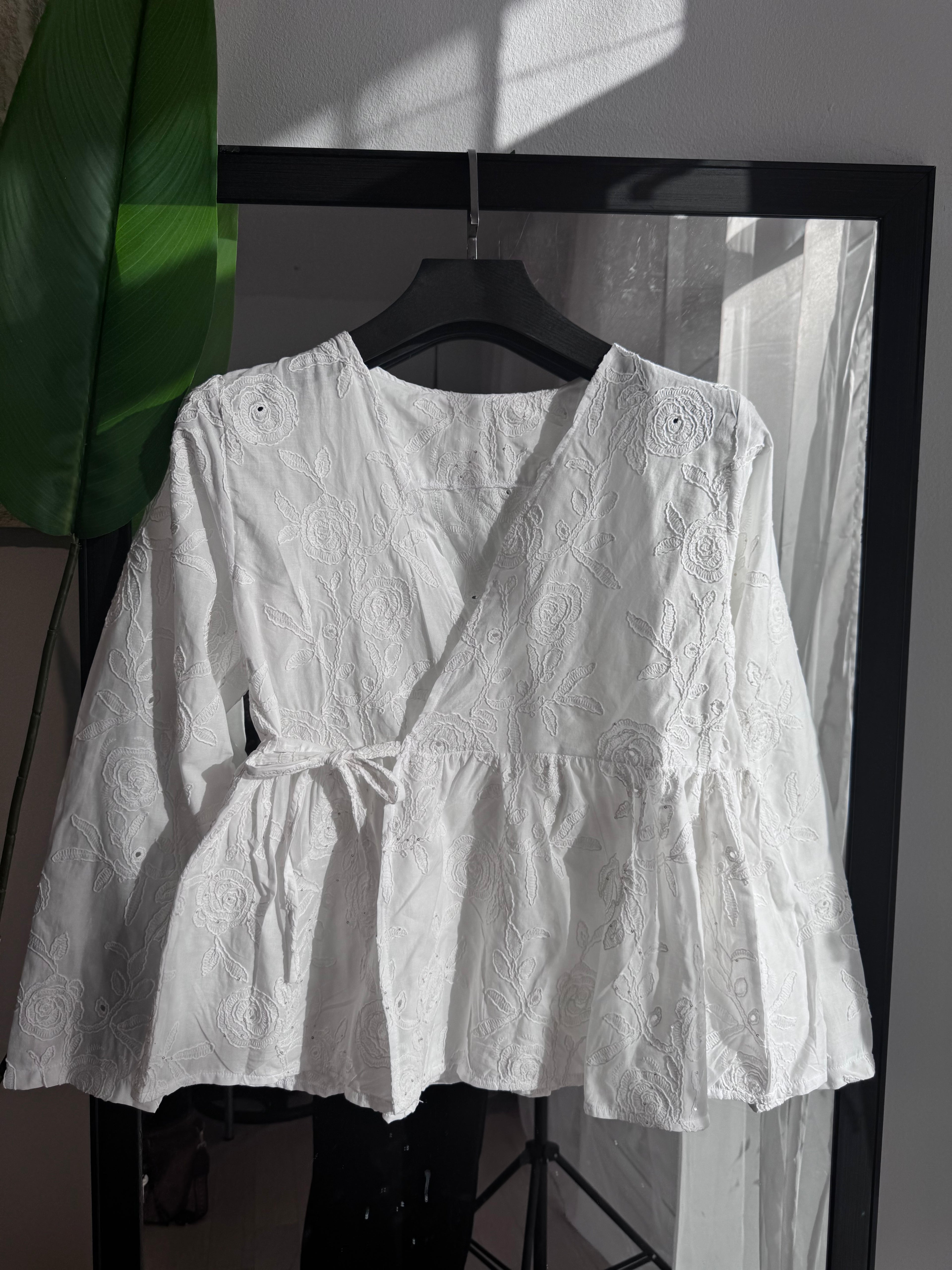 haut croisé en popeline broderie 3D