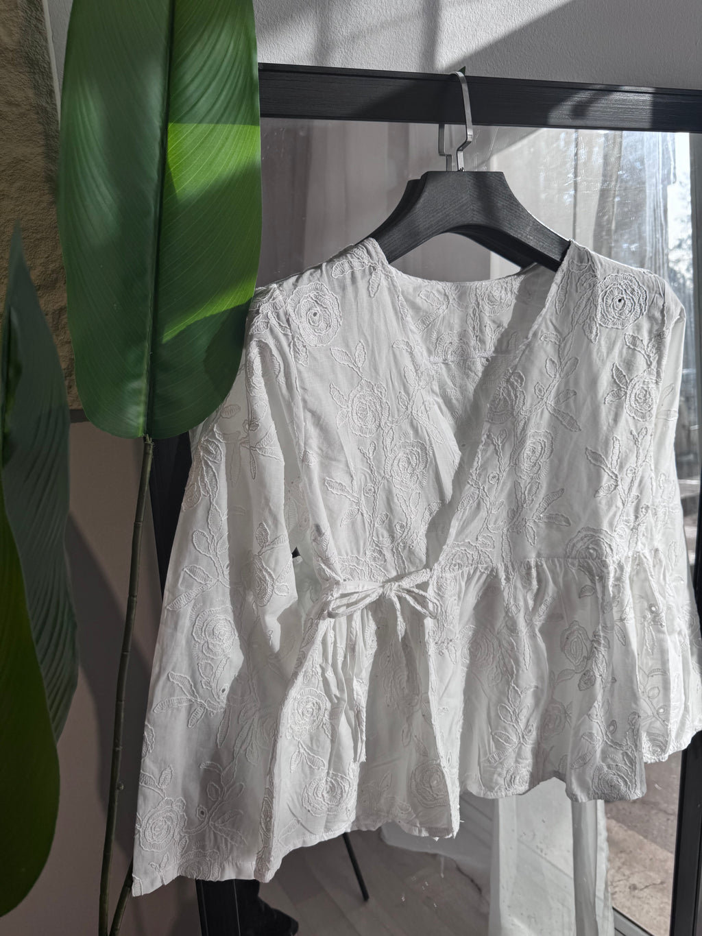 haut croisé en popeline broderie 3D