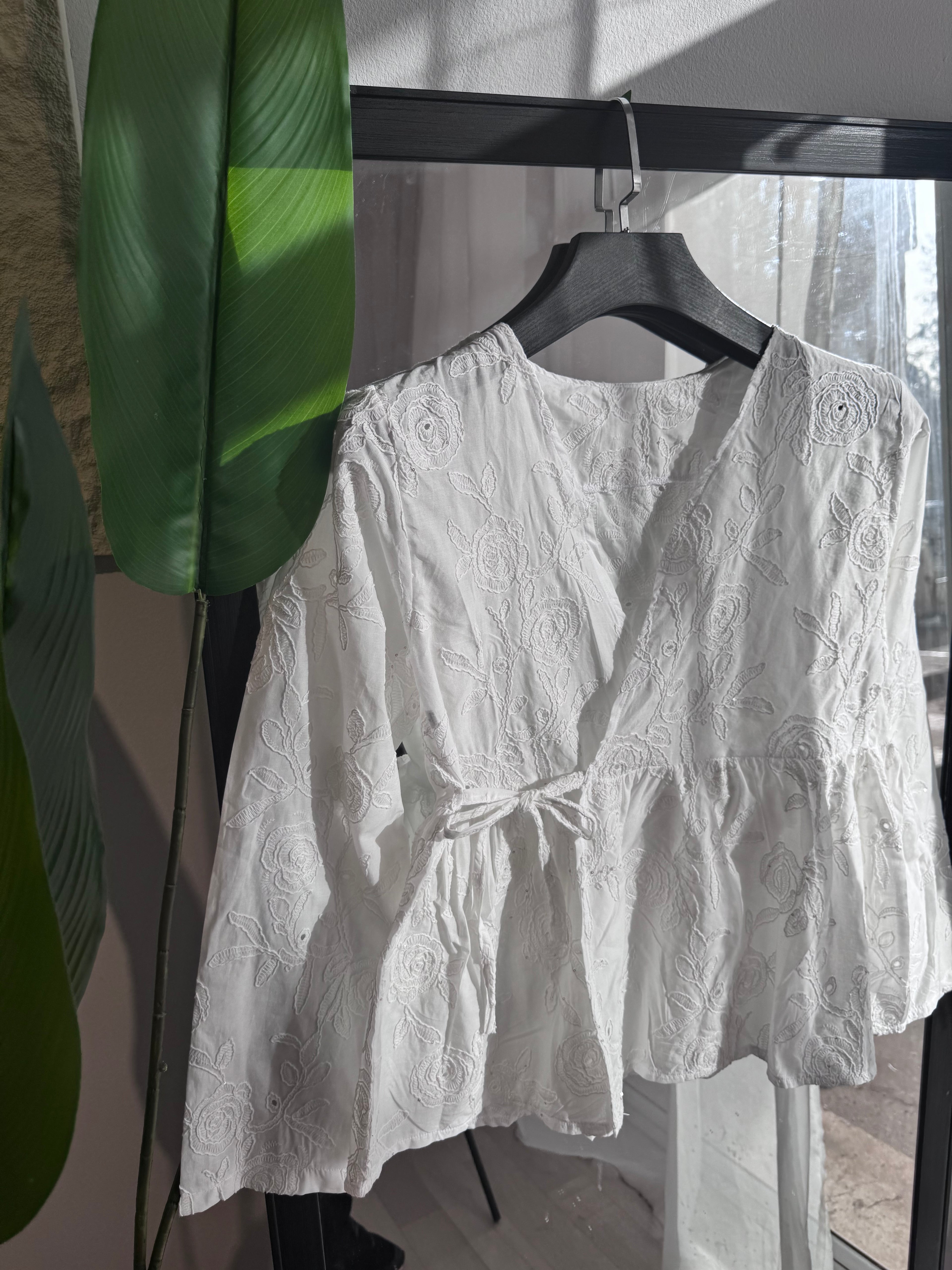 haut croisé en popeline broderie 3D