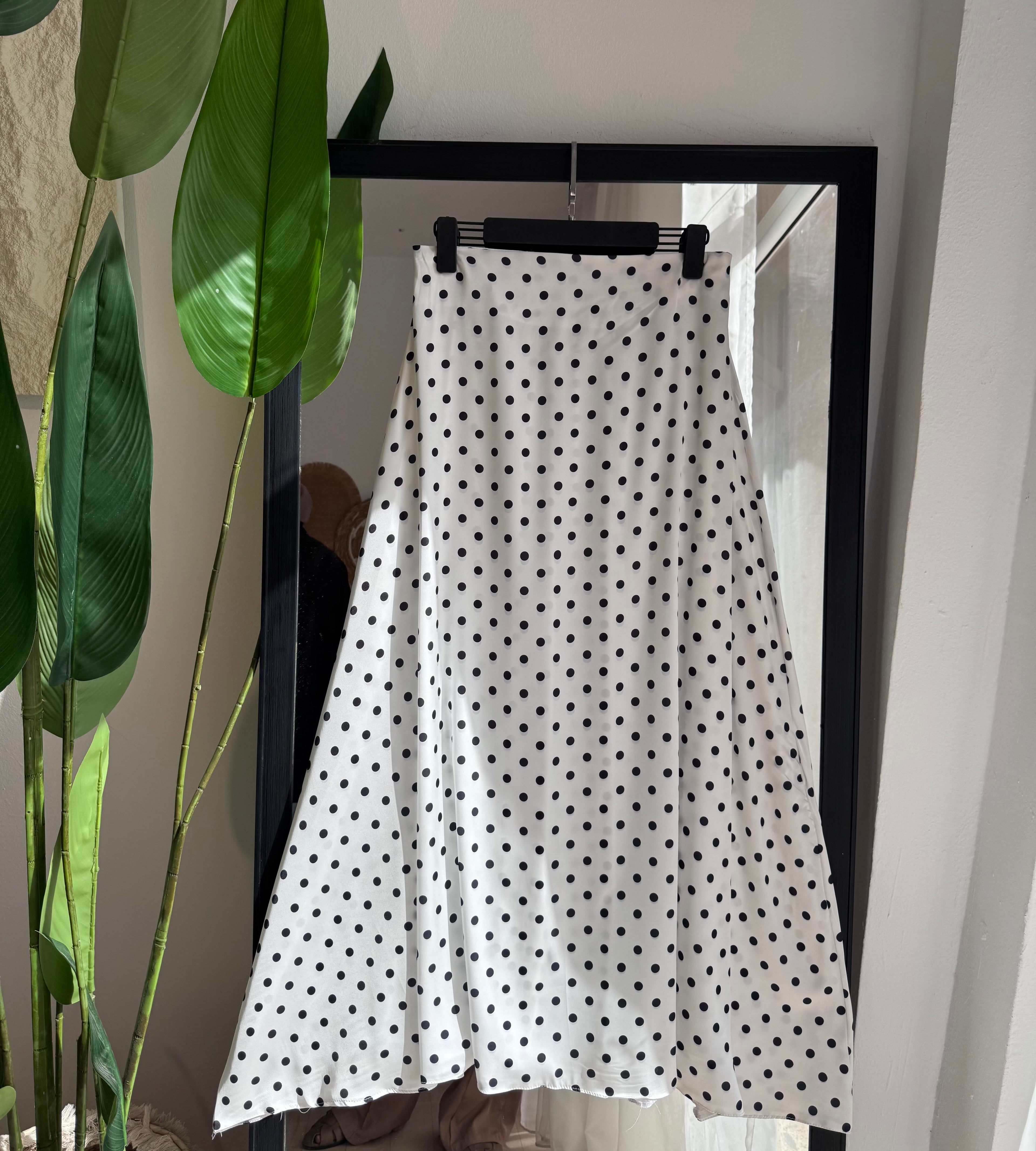 jupe "polka" en satin italien avec des petit bouton noire