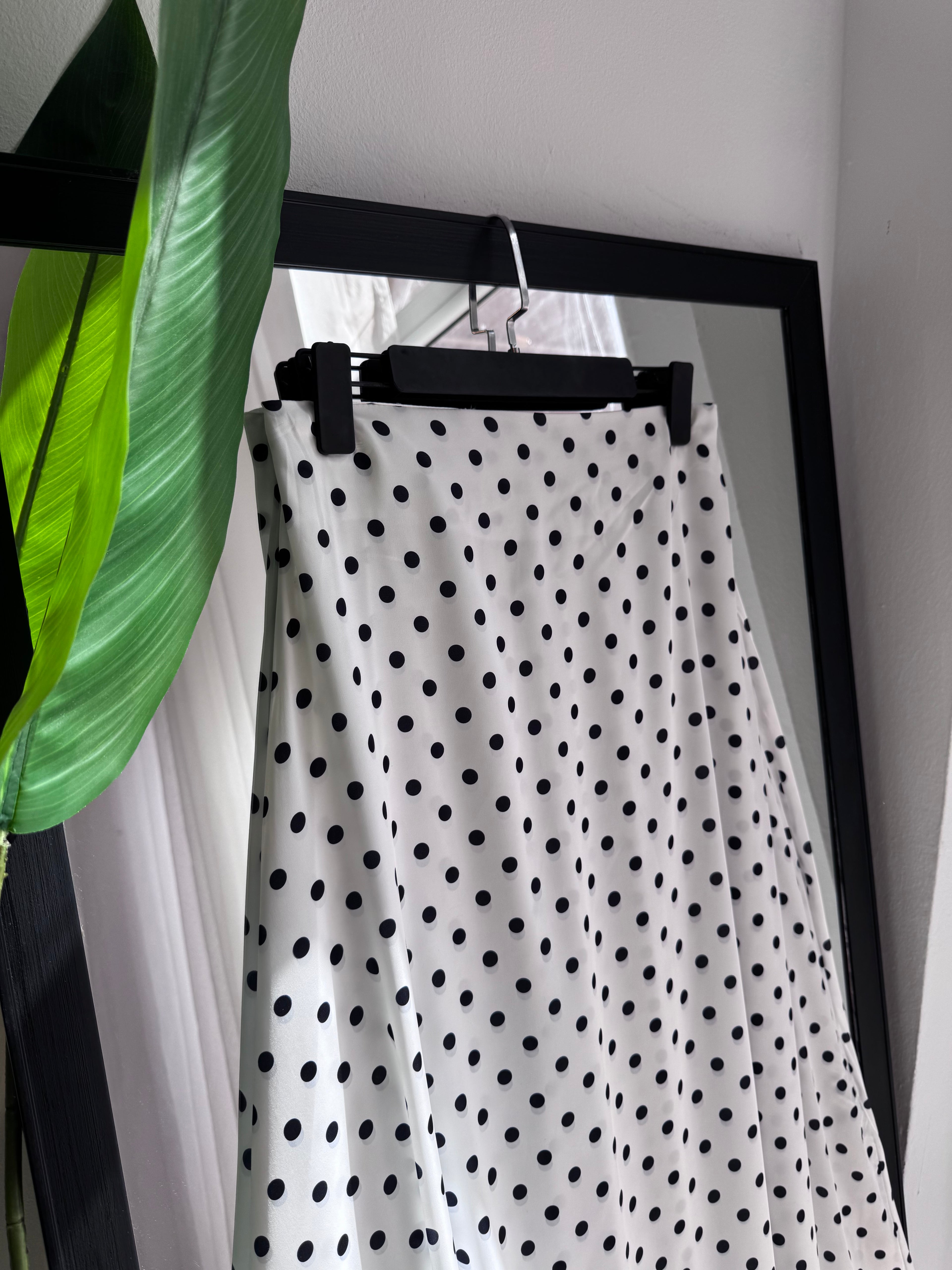 jupe "polka" en satin italien avec des petit bouton noire
