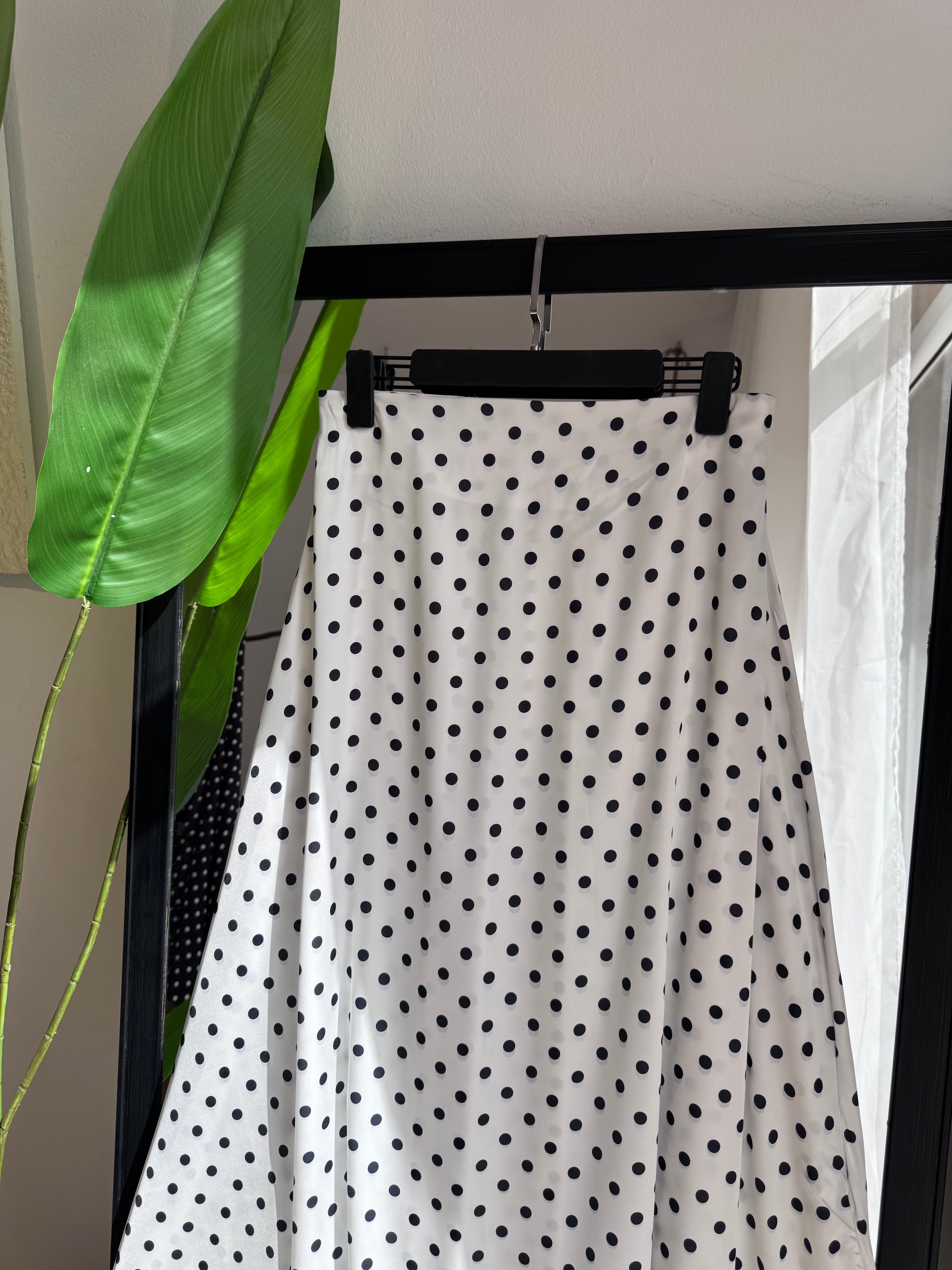 jupe "polka" en satin italien avec des petit bouton noire