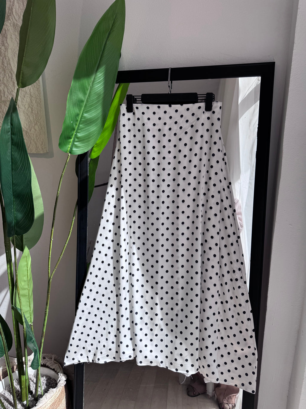 jupe "polka" en satin italien avec des petit bouton noire