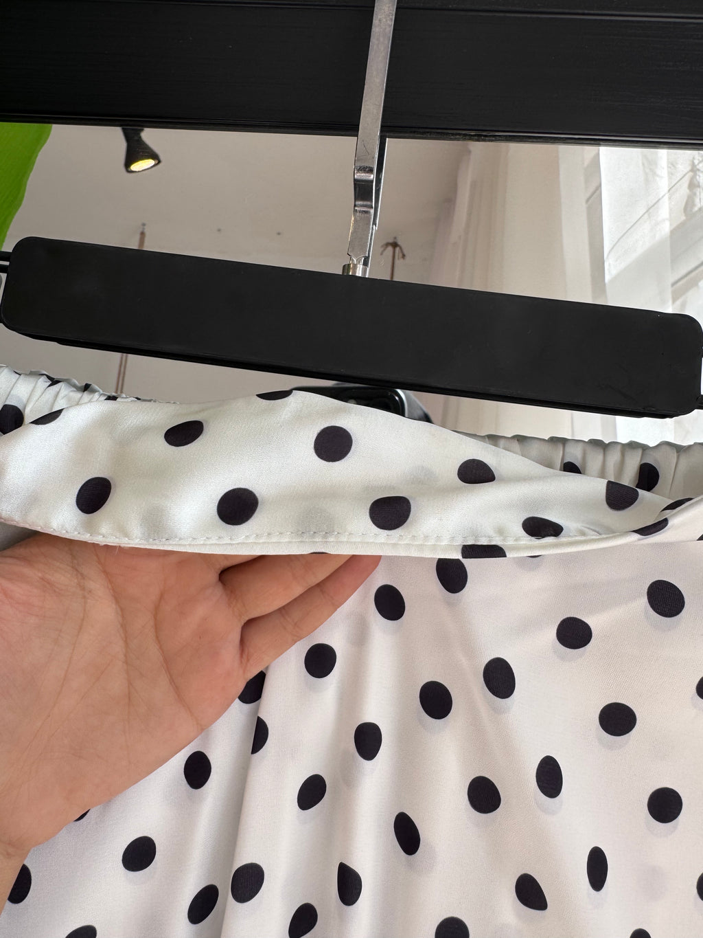 jupe "polka" en satin italien avec des petit bouton noire