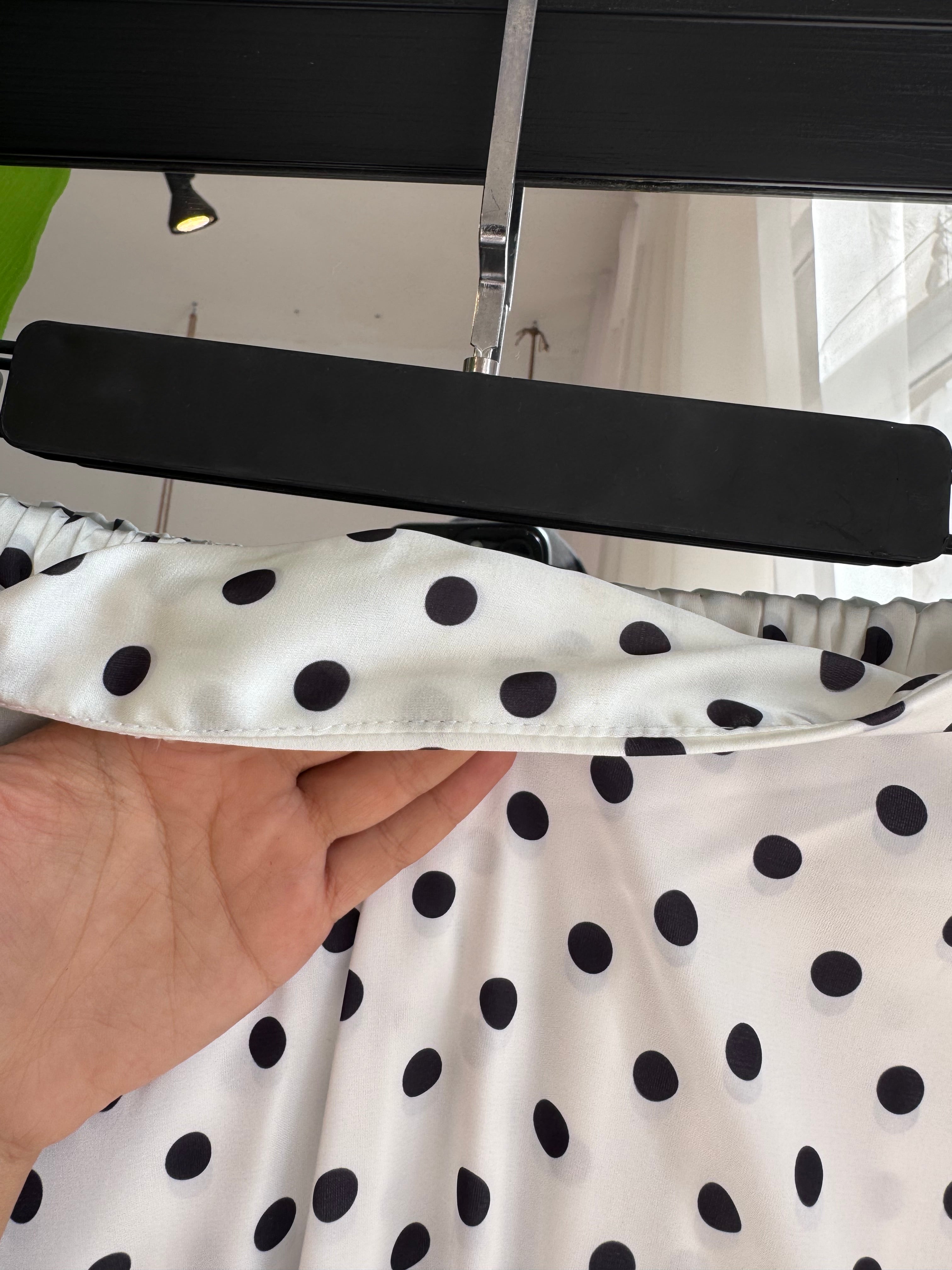 jupe "polka" en satin italien avec des petit bouton noire