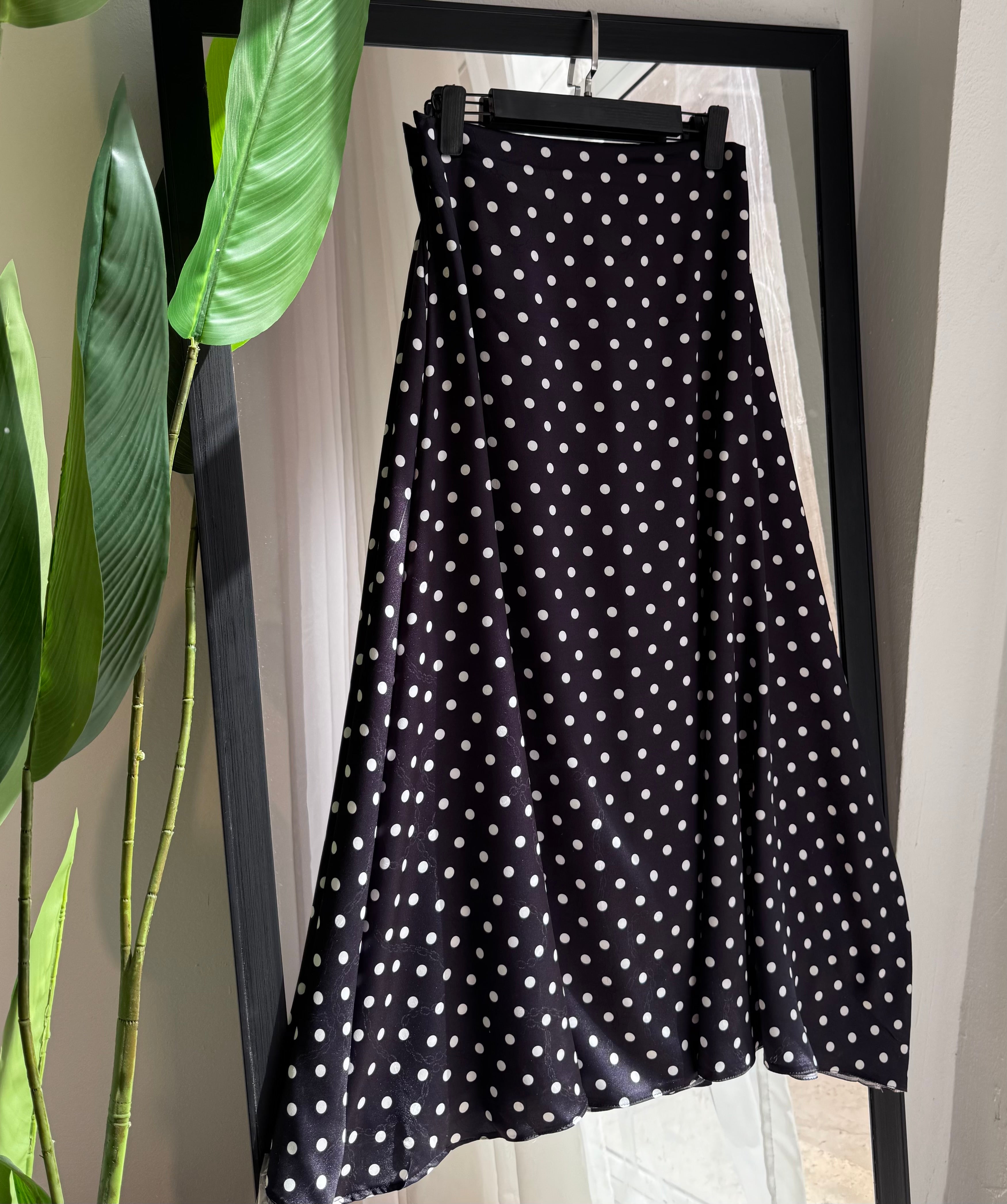 jupe "polka" en satin italien avec des petit bouton noire