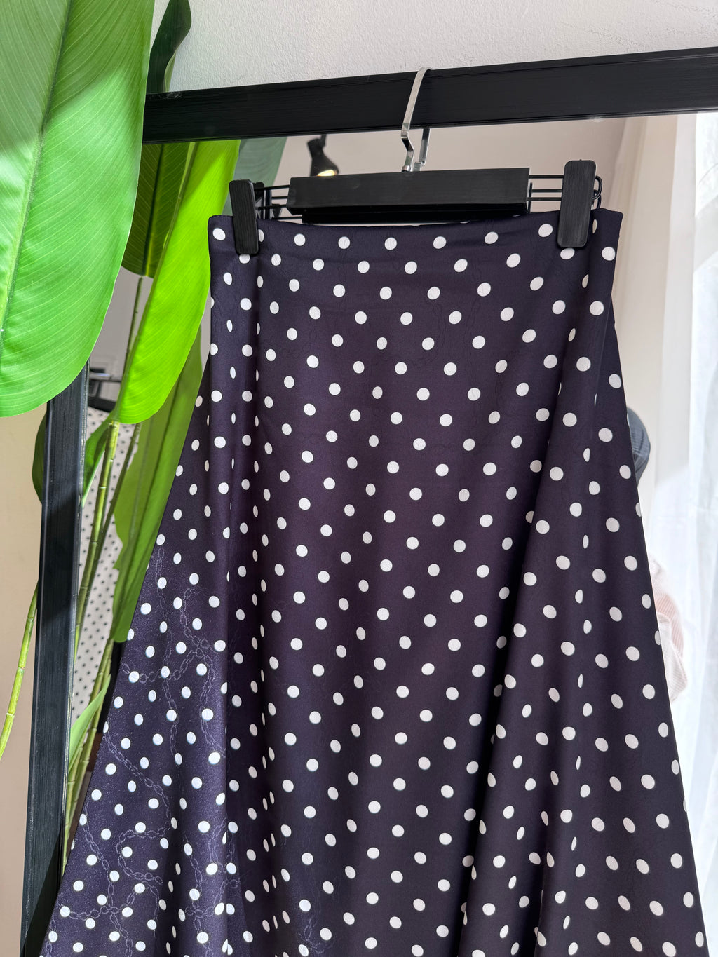 jupe "polka" en satin italien avec des petit bouton noire