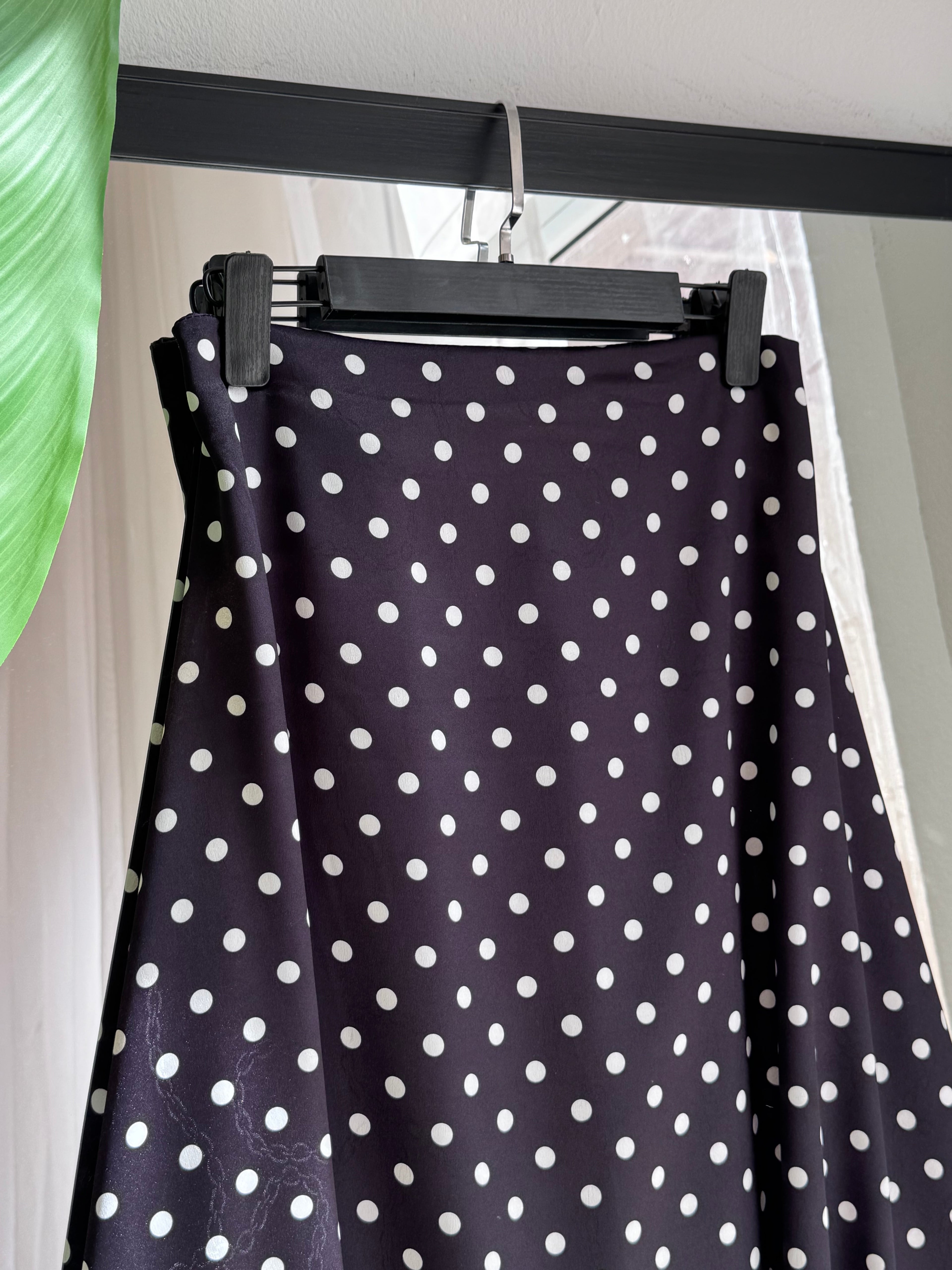 jupe "polka" en satin italien avec des petit bouton noire