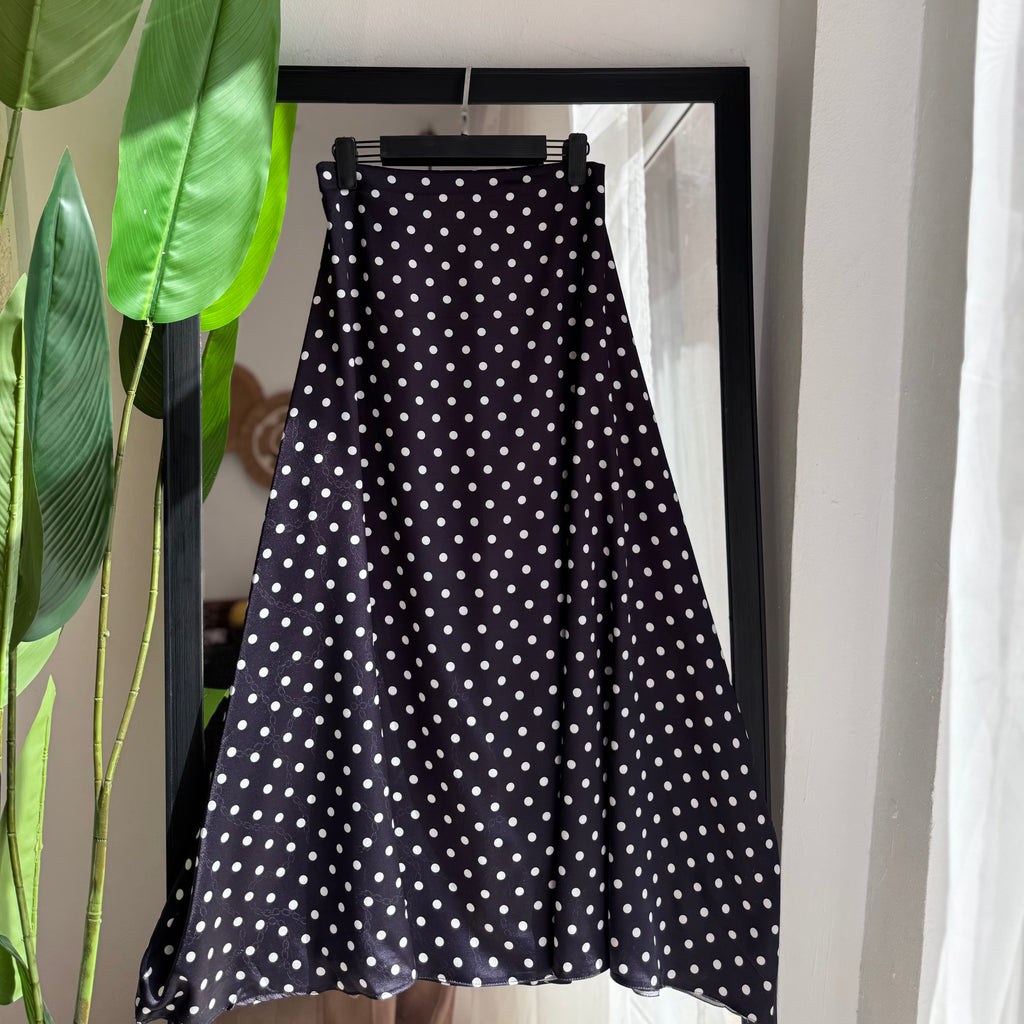 jupe "polka" en satin italien avec des petit bouton noire