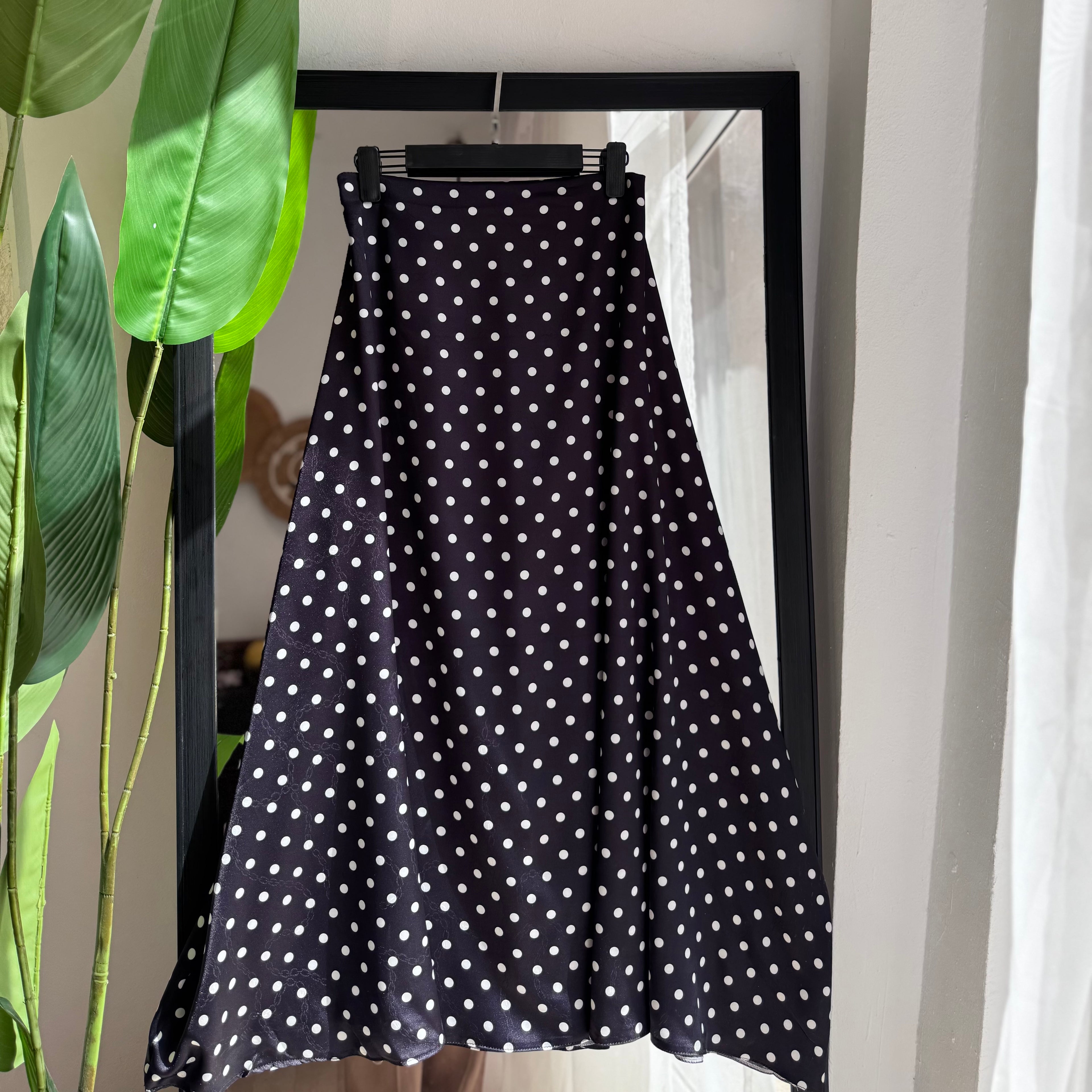 jupe "polka" en satin italien avec des petit bouton noire