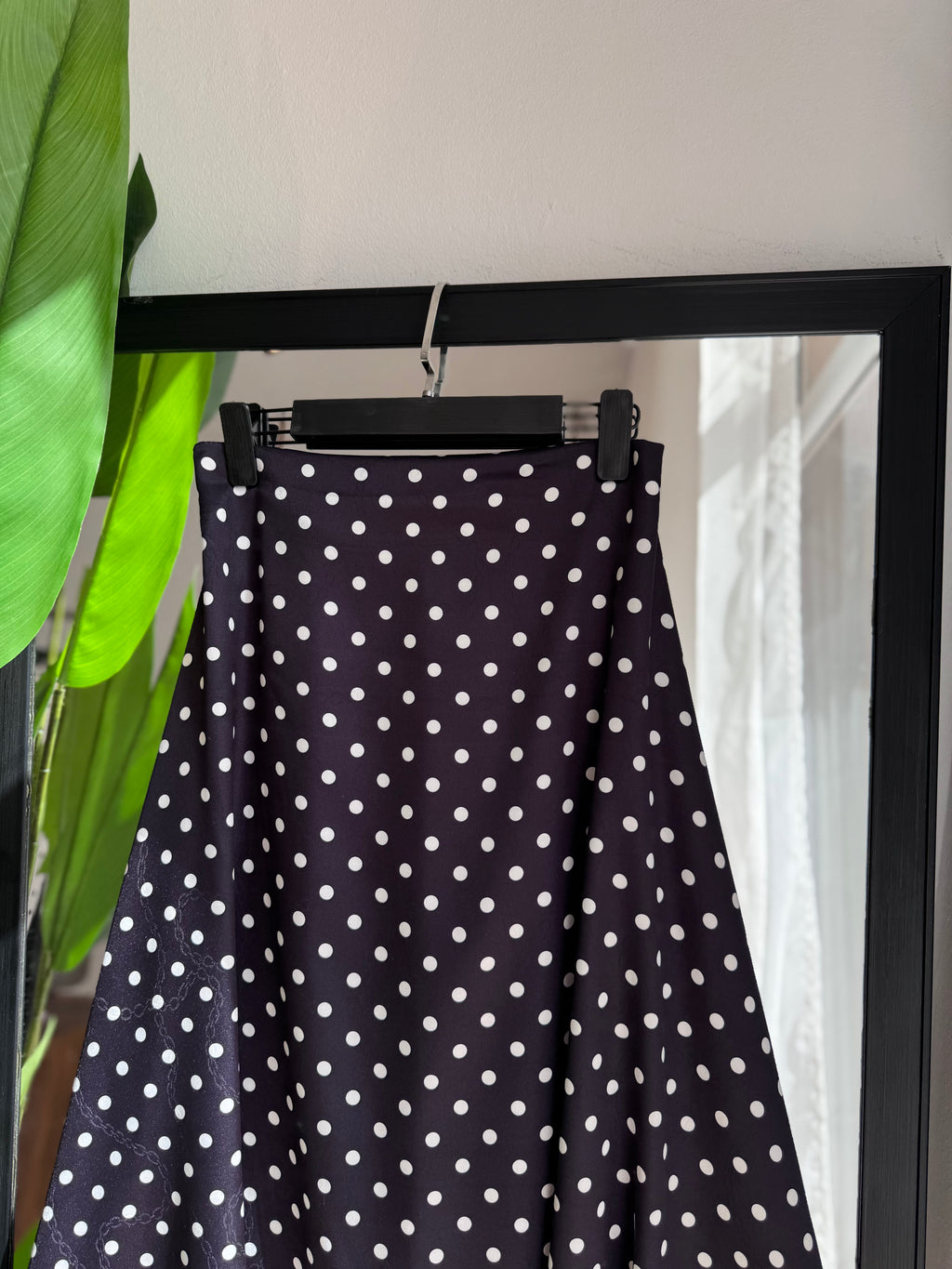 jupe "polka" en satin italien avec des petit bouton noire