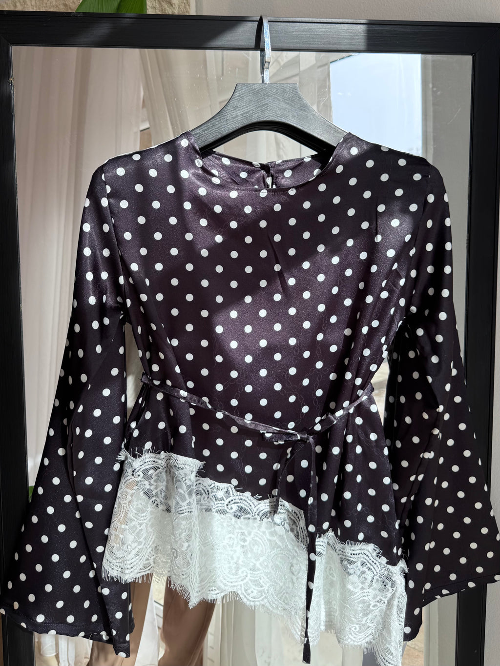 HAUT "polka" dentelle en satin italien avec des boutons