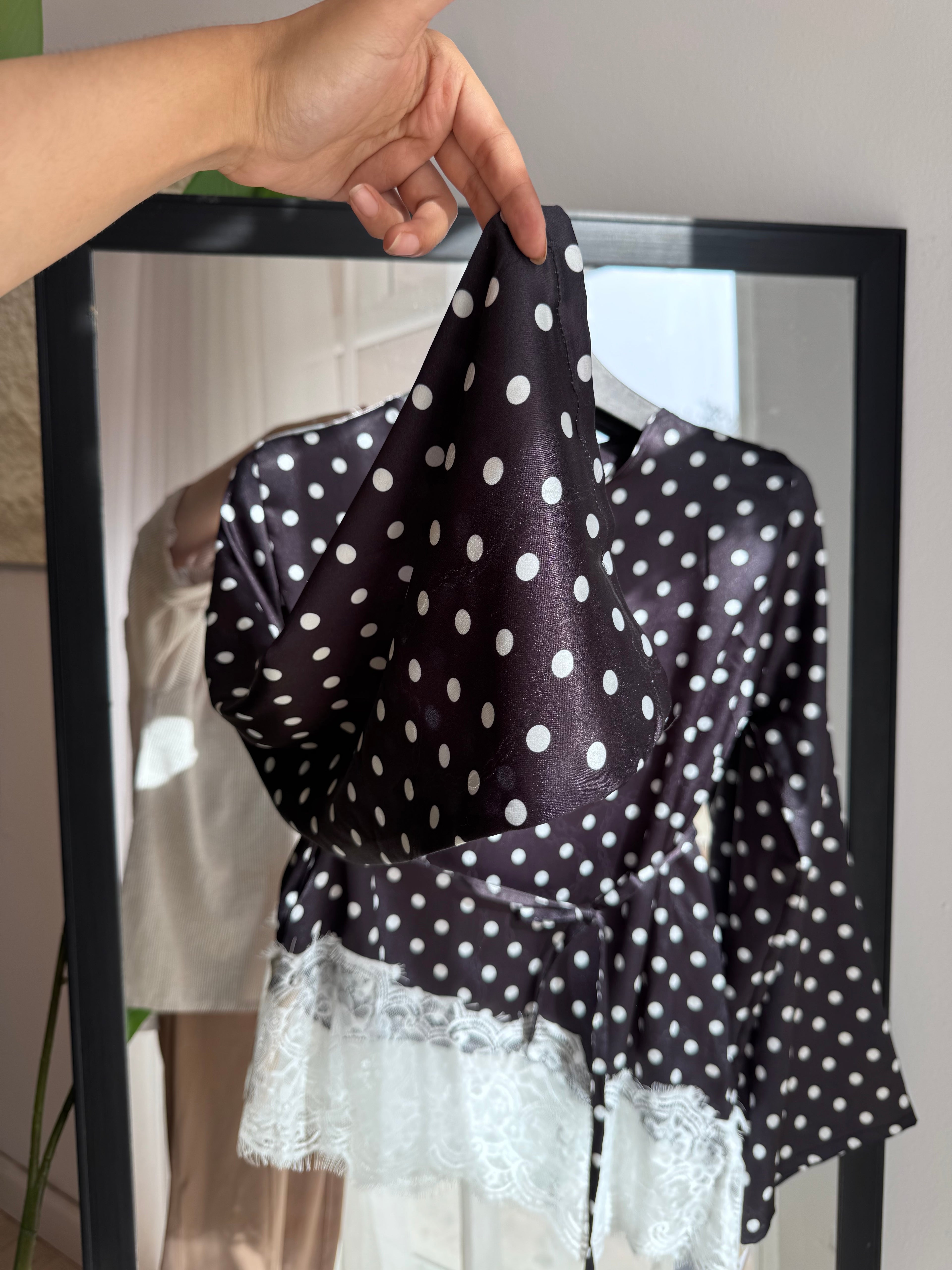 HAUT "polka" dentelle en satin italien avec des boutons