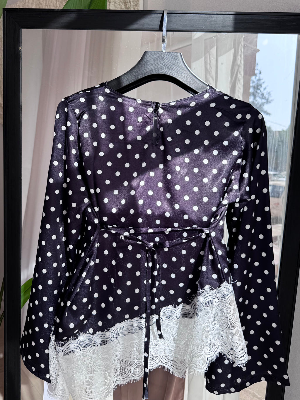 HAUT "polka" dentelle en satin italien avec des boutons