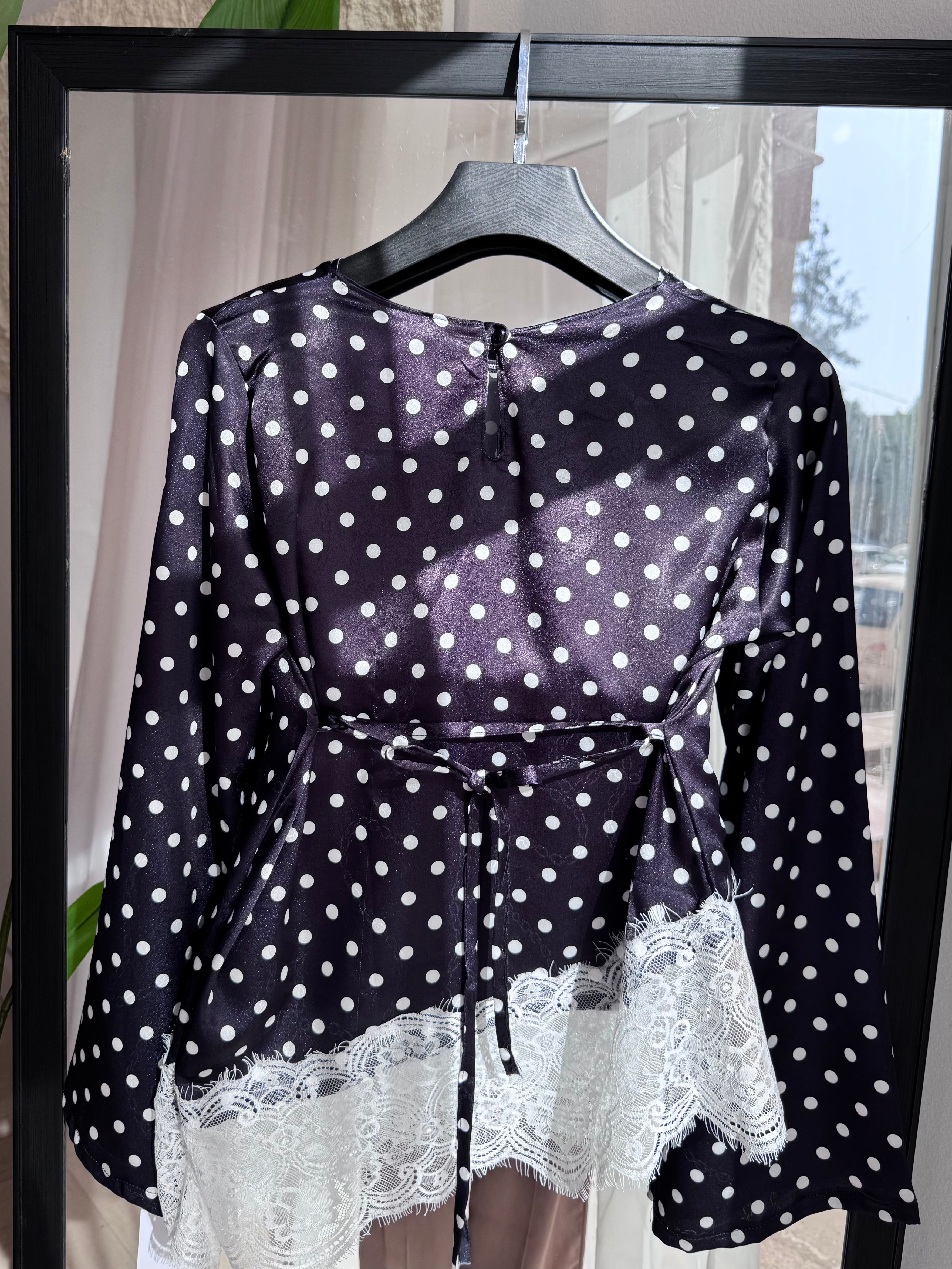 HAUT "polka" dentelle en satin italien avec des boutons