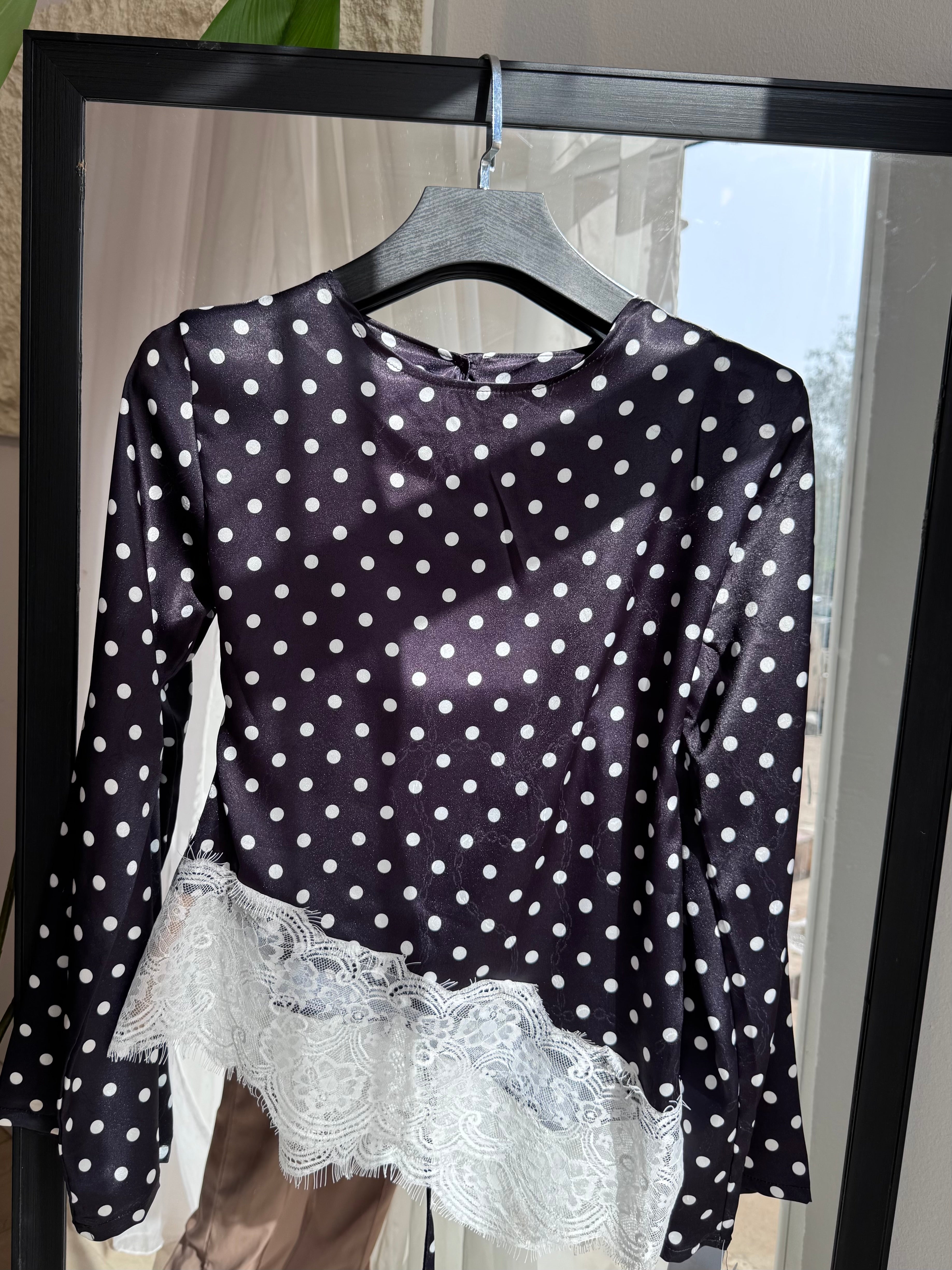 HAUT "polka" dentelle en satin italien avec des boutons