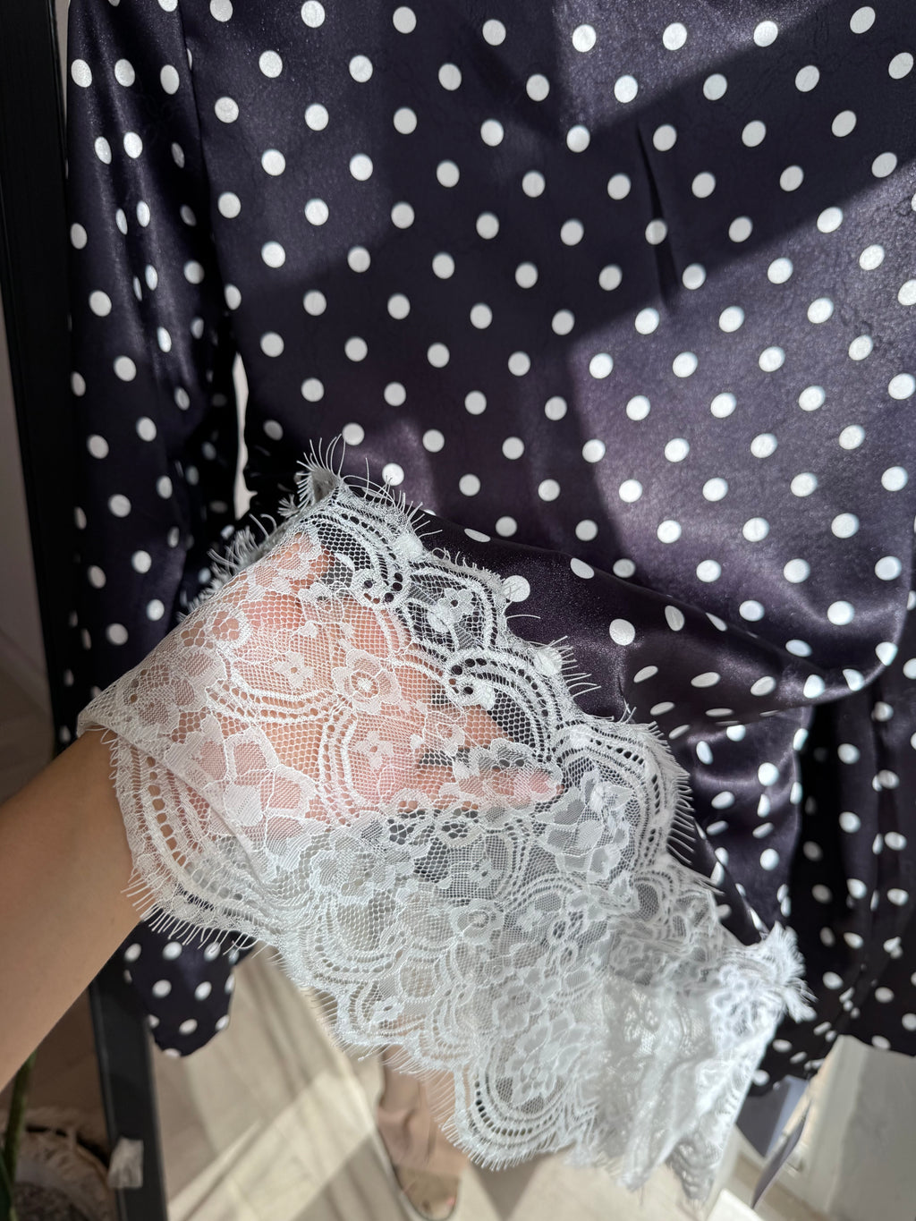 HAUT "polka" dentelle en satin italien avec des boutons