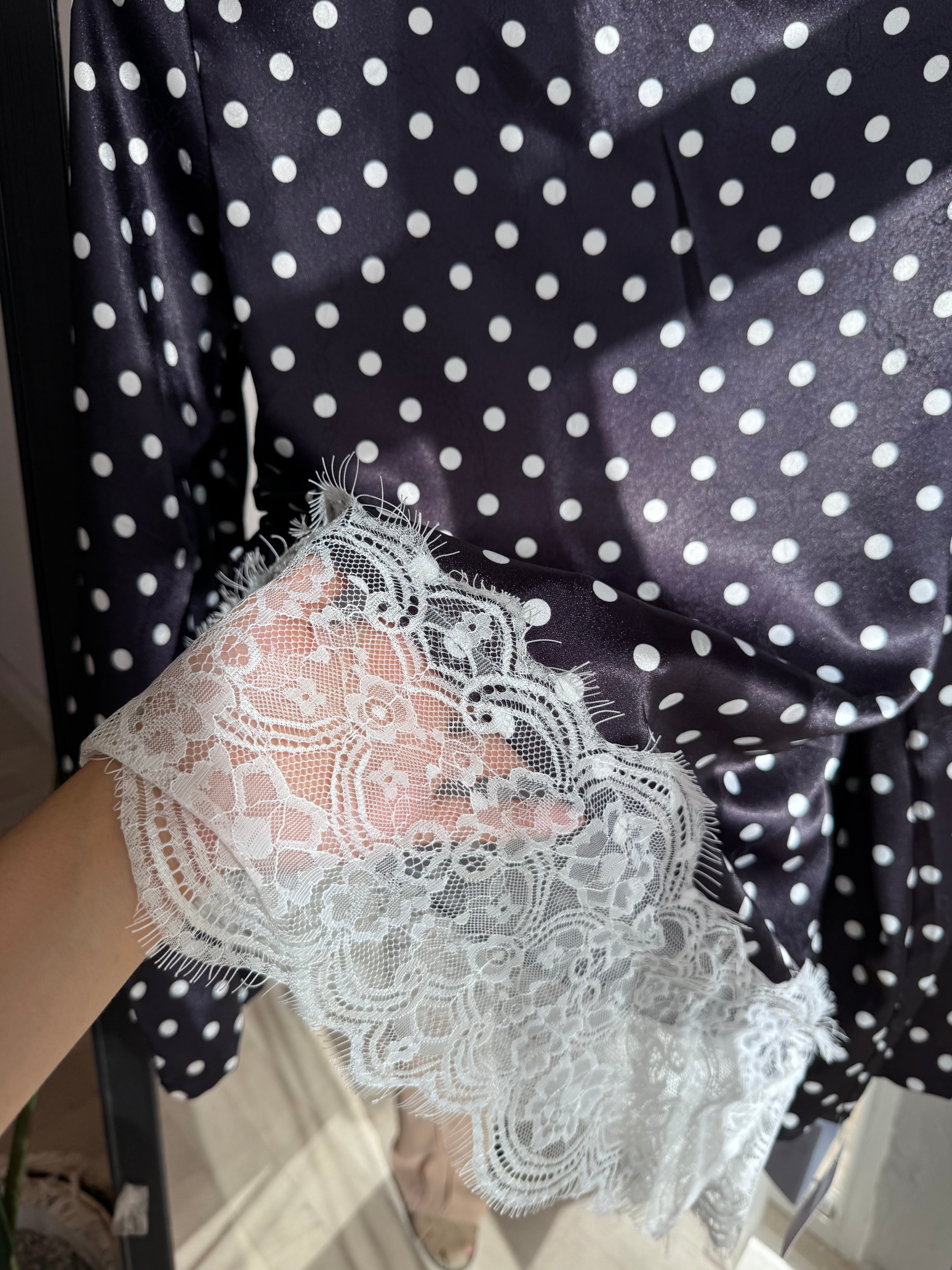 HAUT "polka" dentelle en satin italien avec des boutons