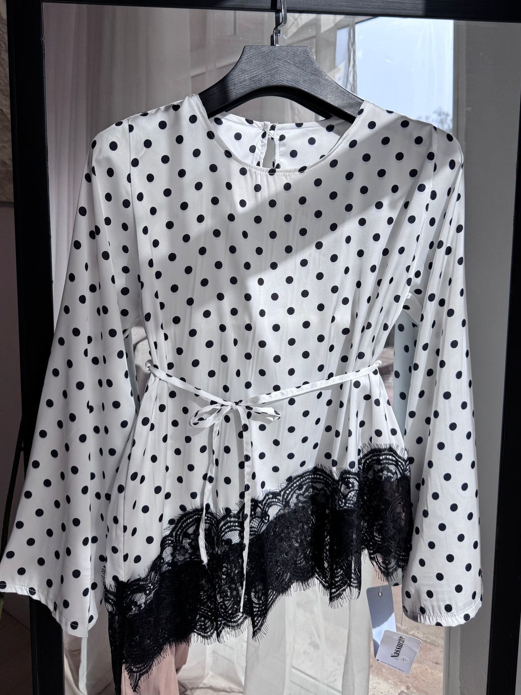 HAUT "polka" dentelle en satin italien avec des boutons