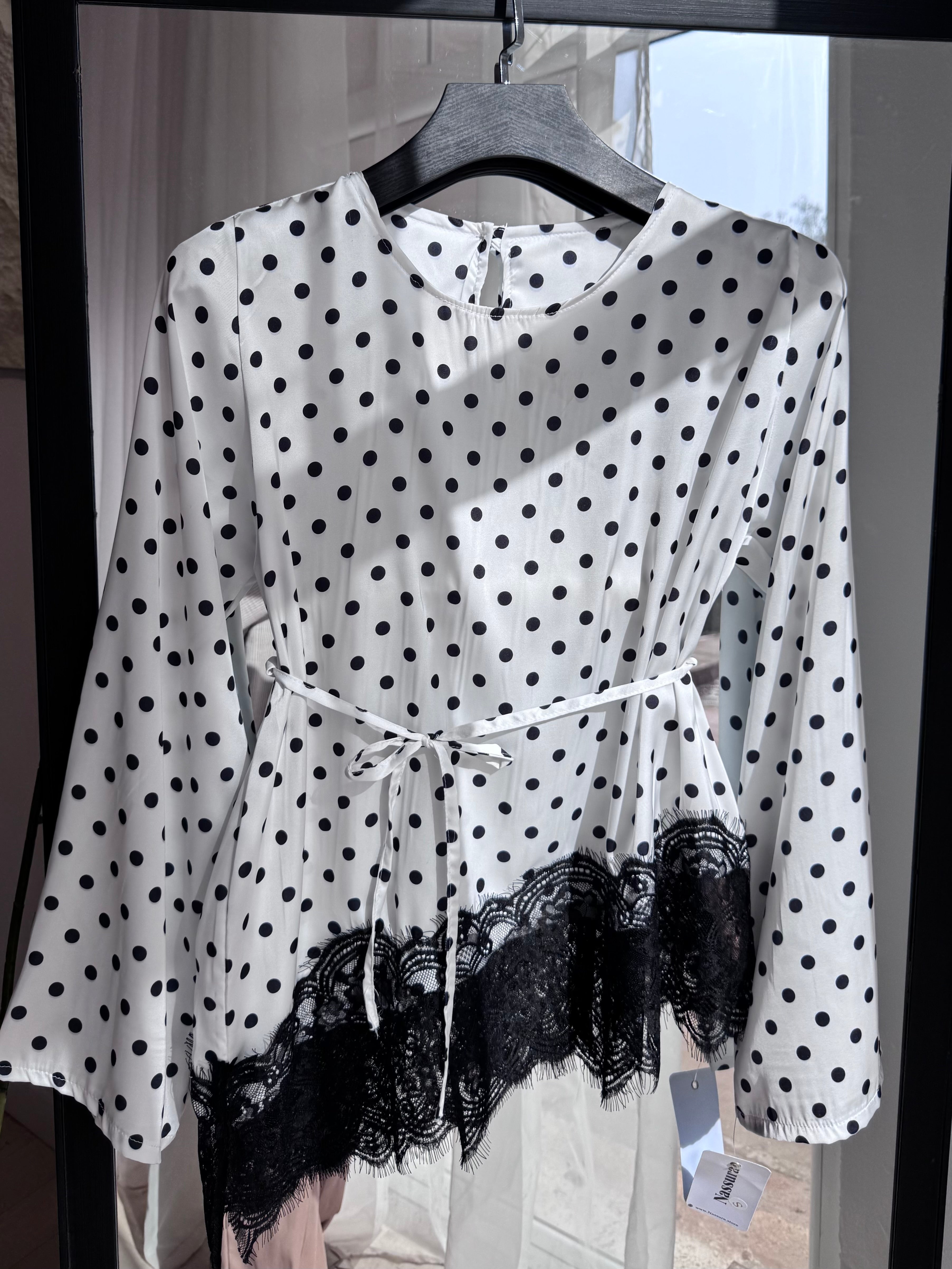HAUT "polka" dentelle en satin italien avec des boutons