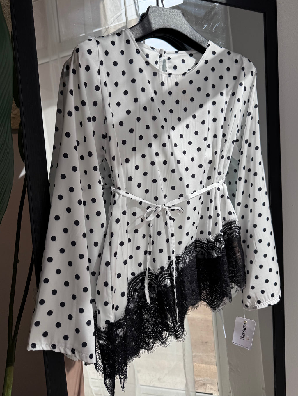 HAUT "polka" dentelle en satin italien avec des boutons