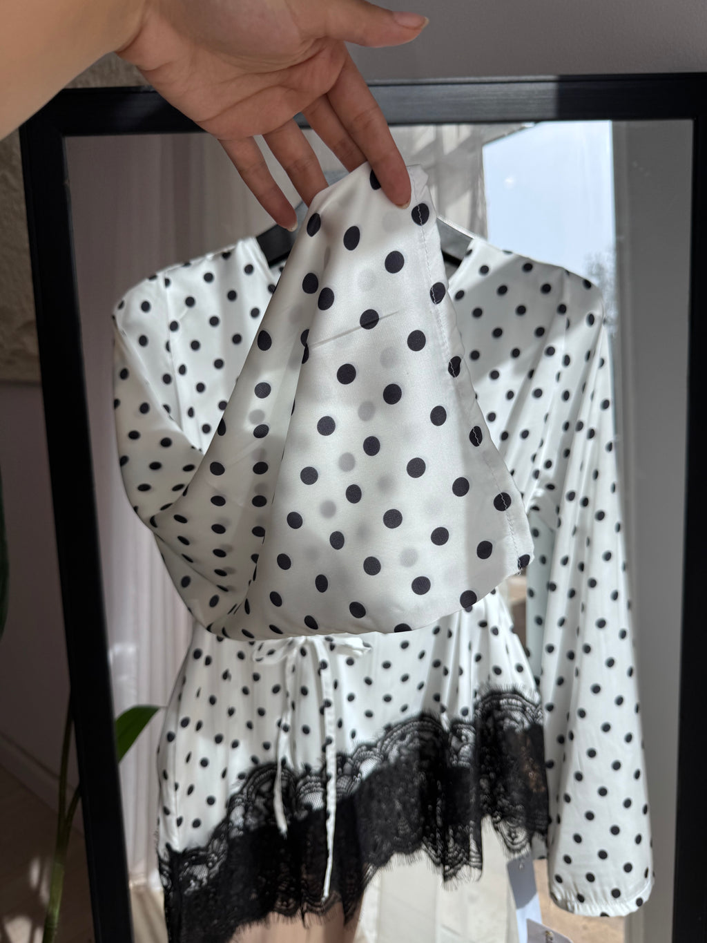 HAUT "polka" dentelle en satin italien avec des boutons