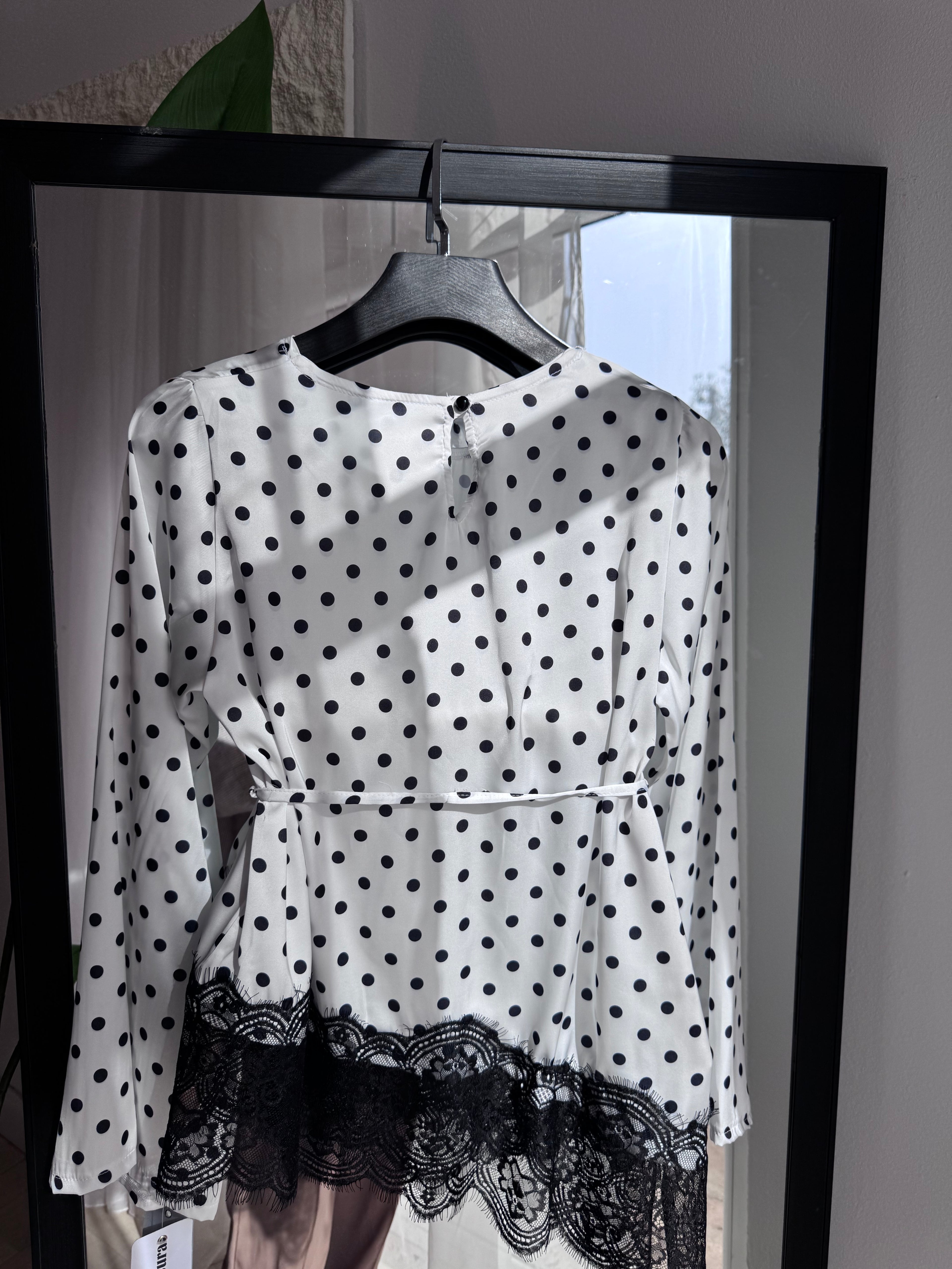 HAUT "polka" dentelle en satin italien avec des boutons