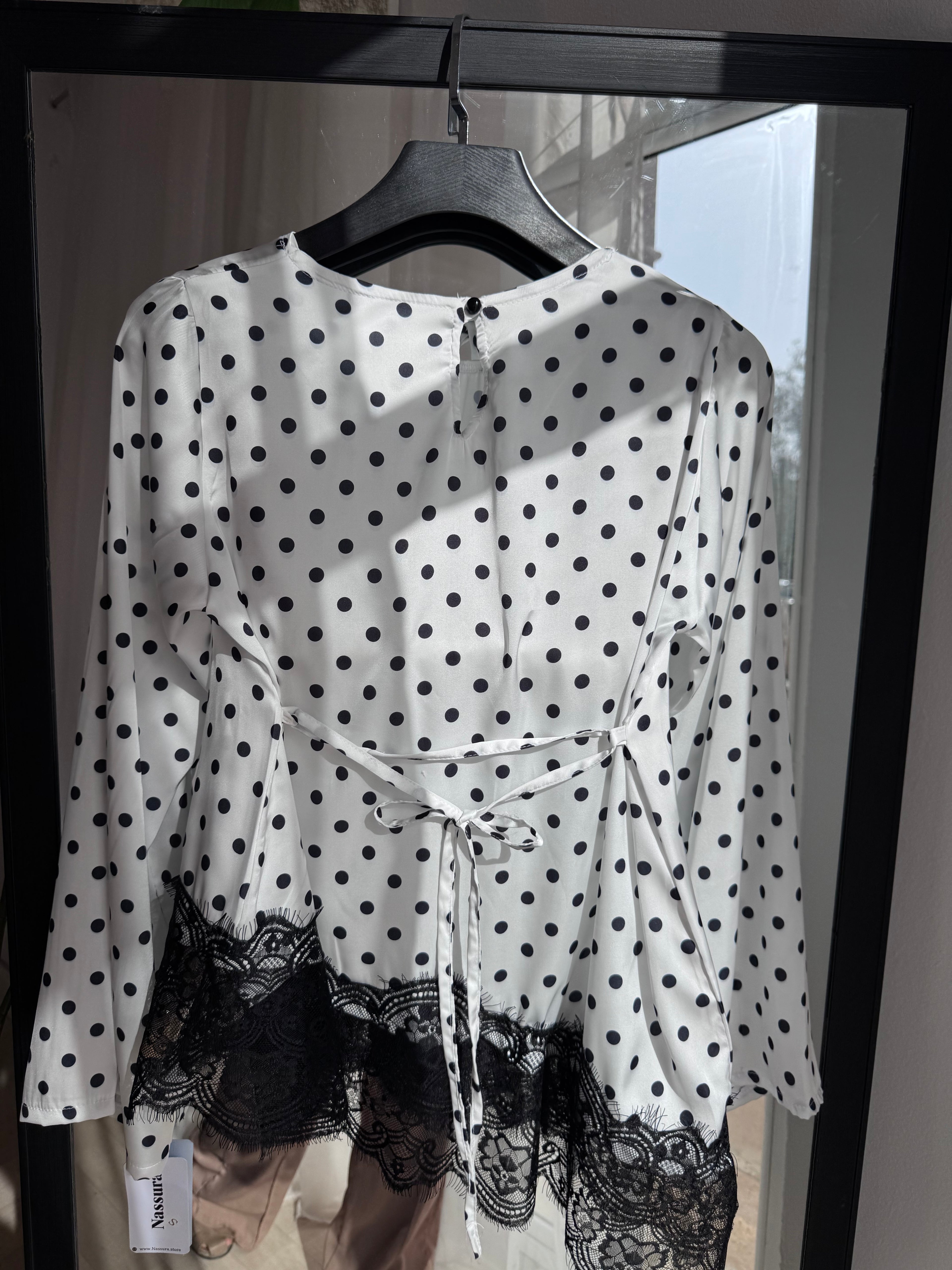 HAUT "polka" dentelle en satin italien avec des boutons