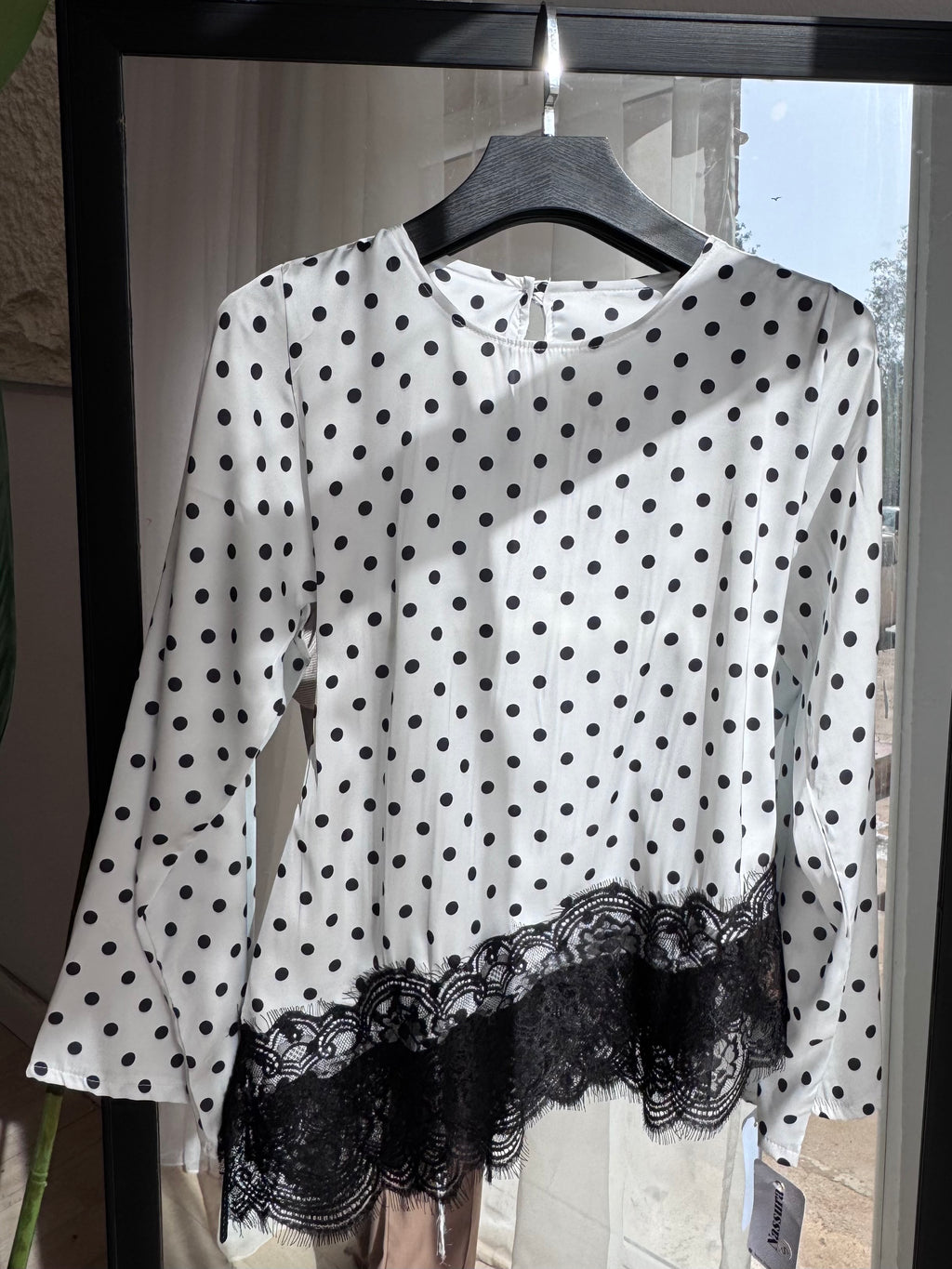 HAUT "polka" dentelle en satin italien avec des boutons