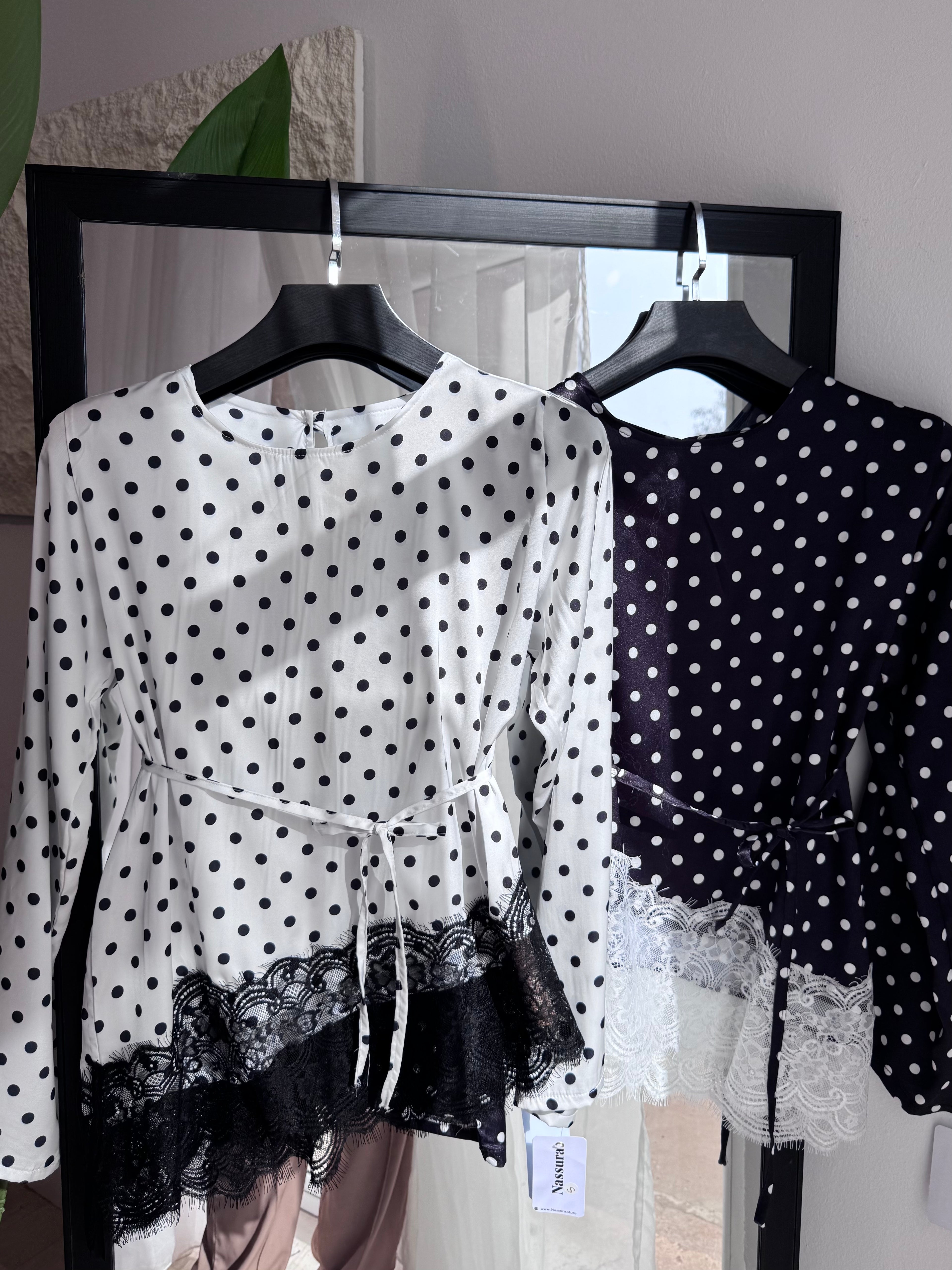 HAUT "polka" dentelle en satin italien avec des boutons