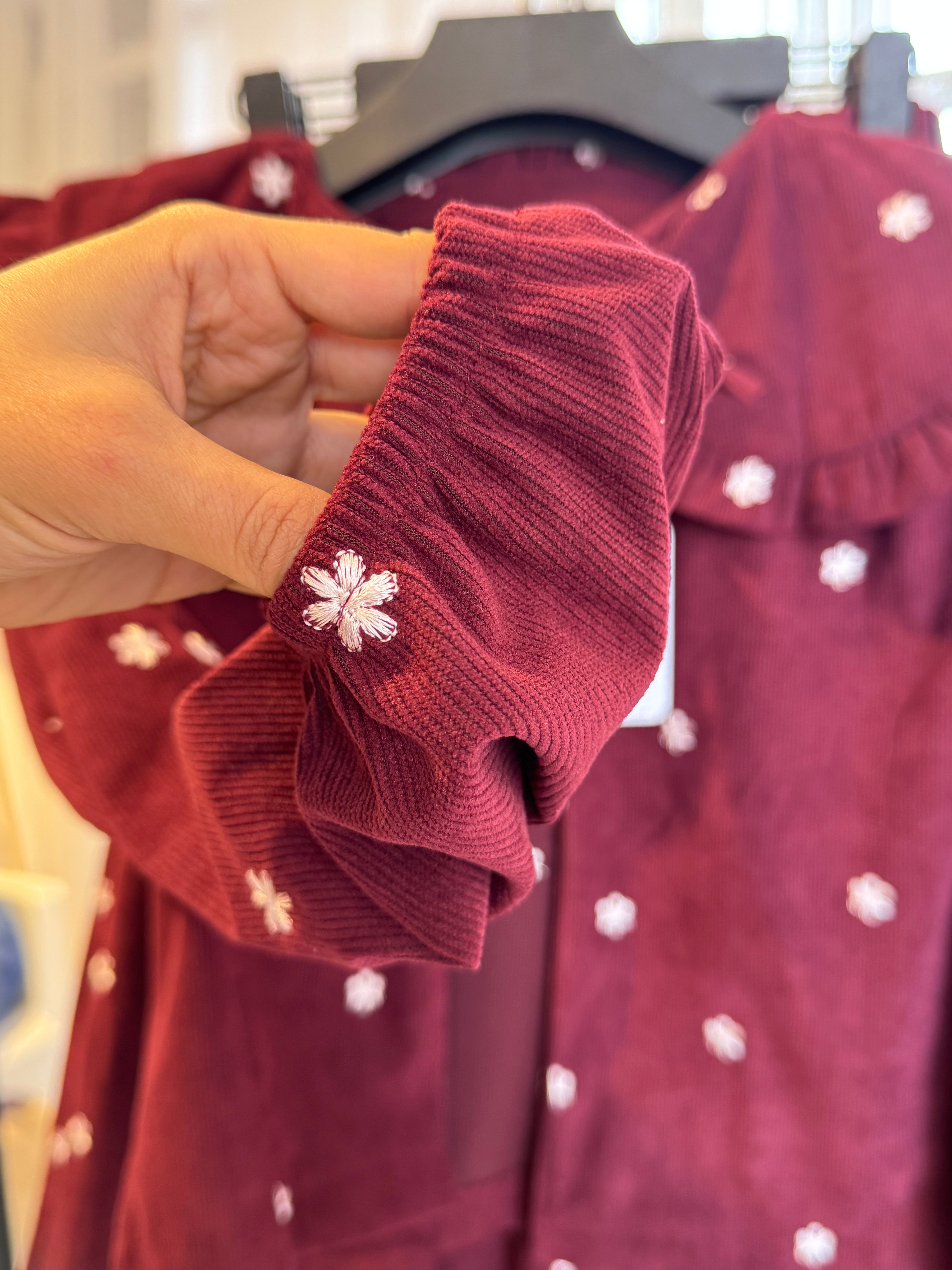 ensemble en velour  avec du broderie anglaise