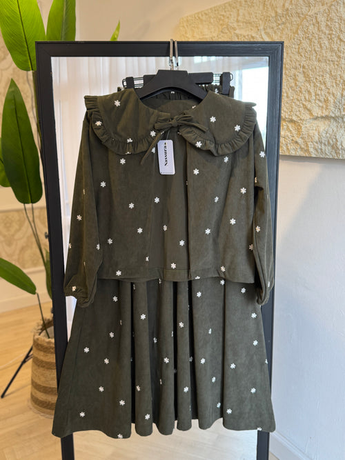 ensemble en velour  avec du broderie anglaise