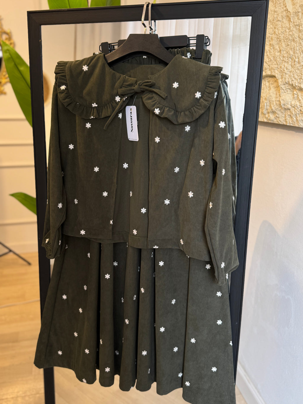 ensemble en velour  avec du broderie anglaise