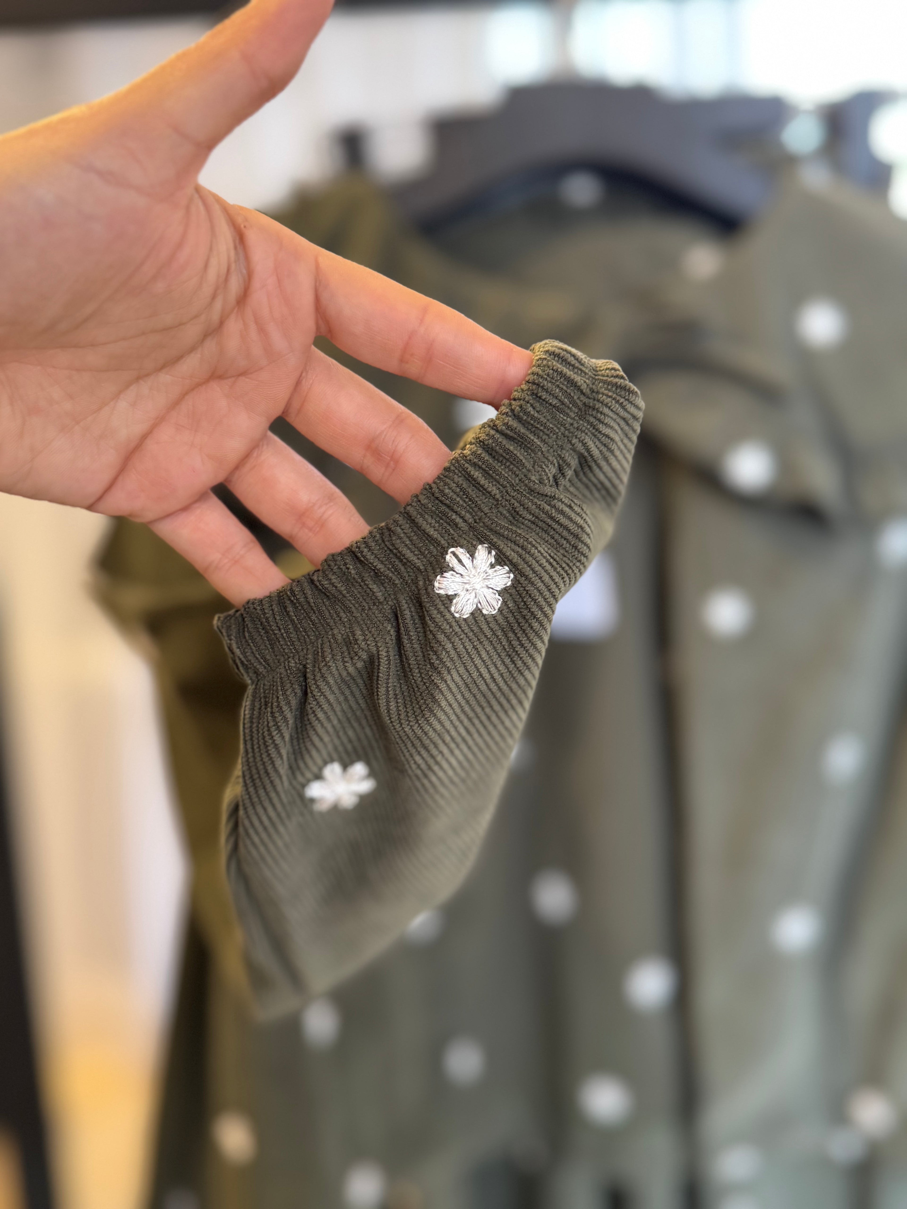 ensemble en velour  avec du broderie anglaise