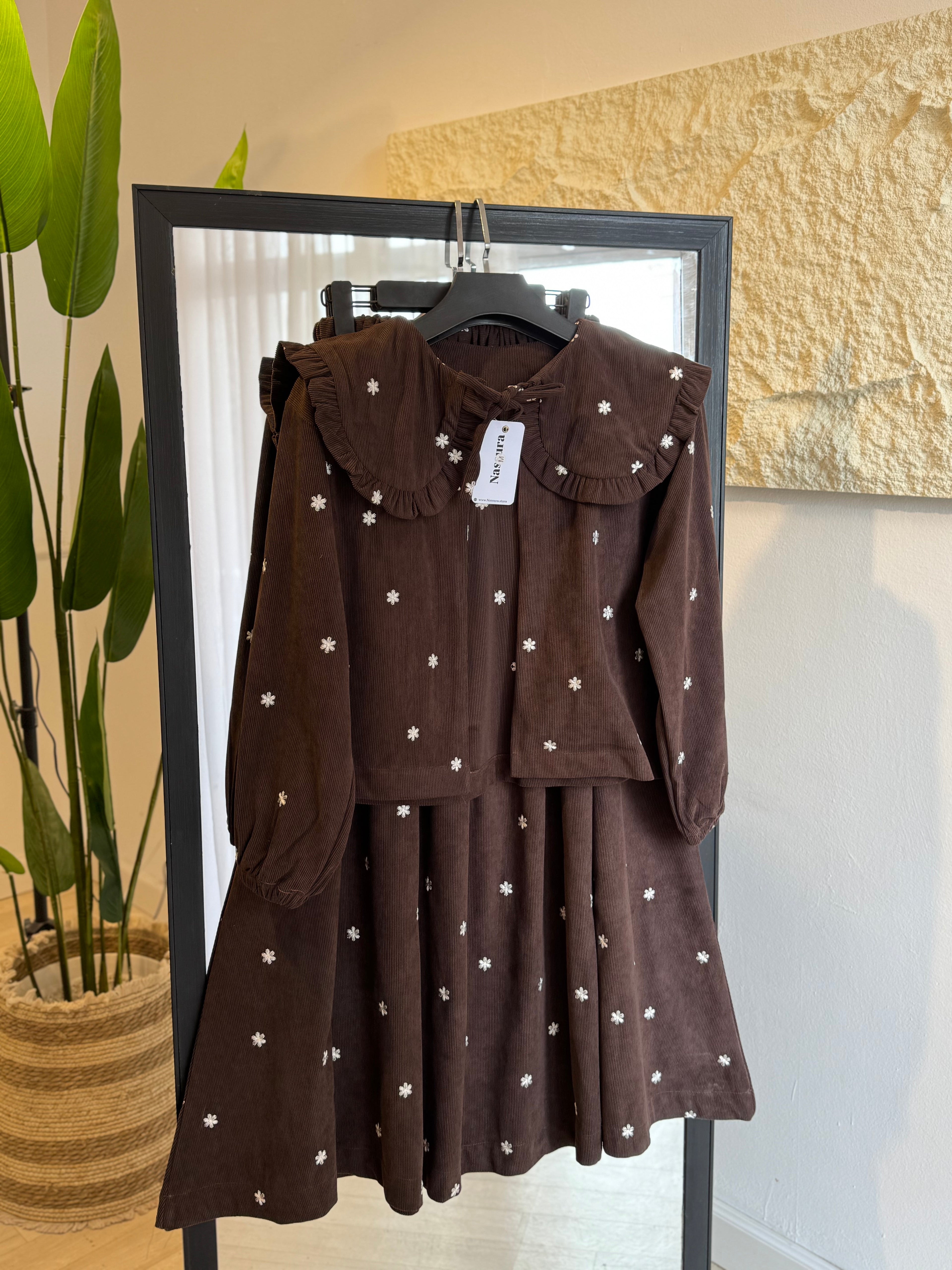 ensemble en velour  avec du broderie anglaise