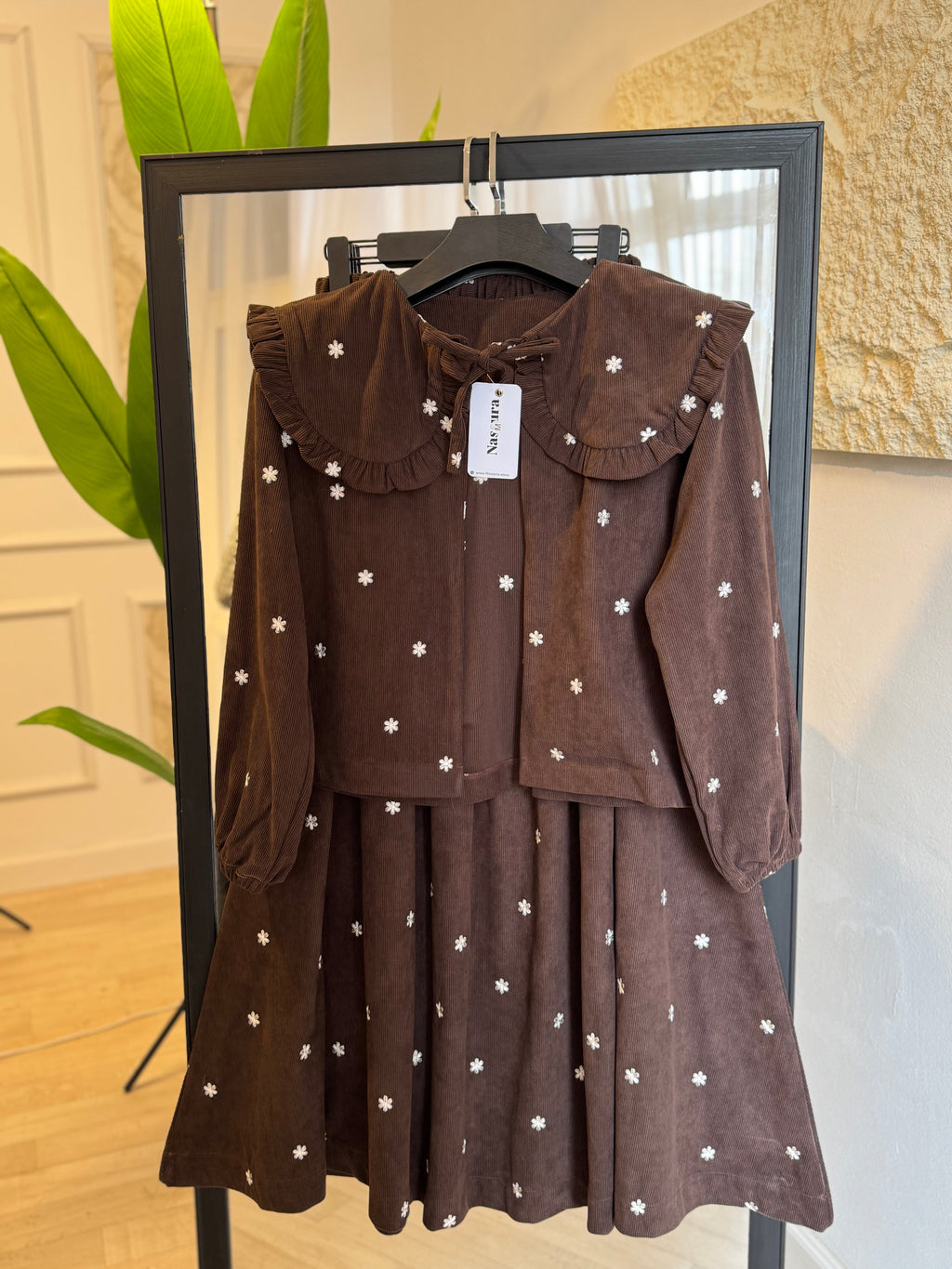 ensemble en velour  avec du broderie anglaise