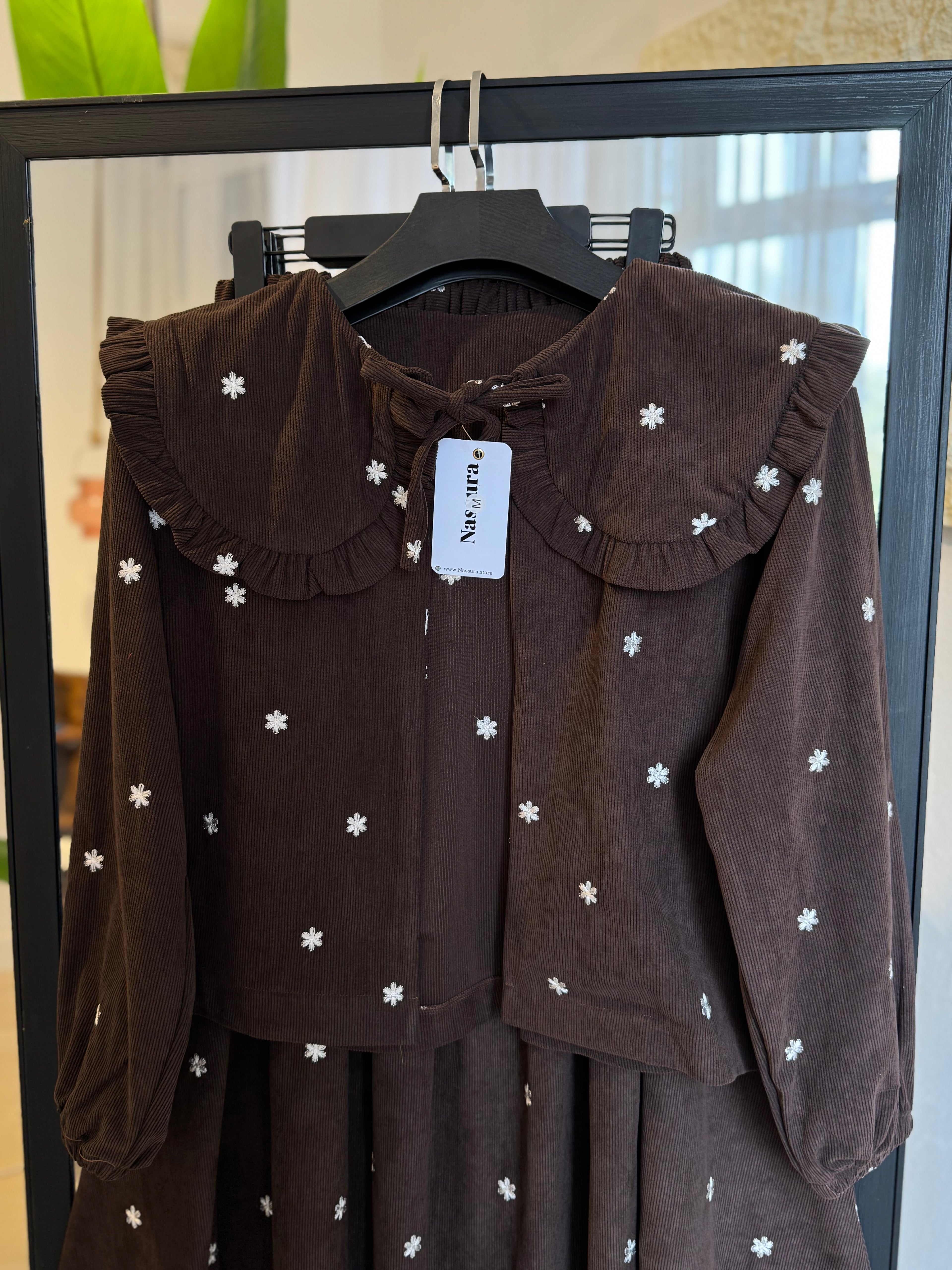 ensemble en velour  avec du broderie anglaise