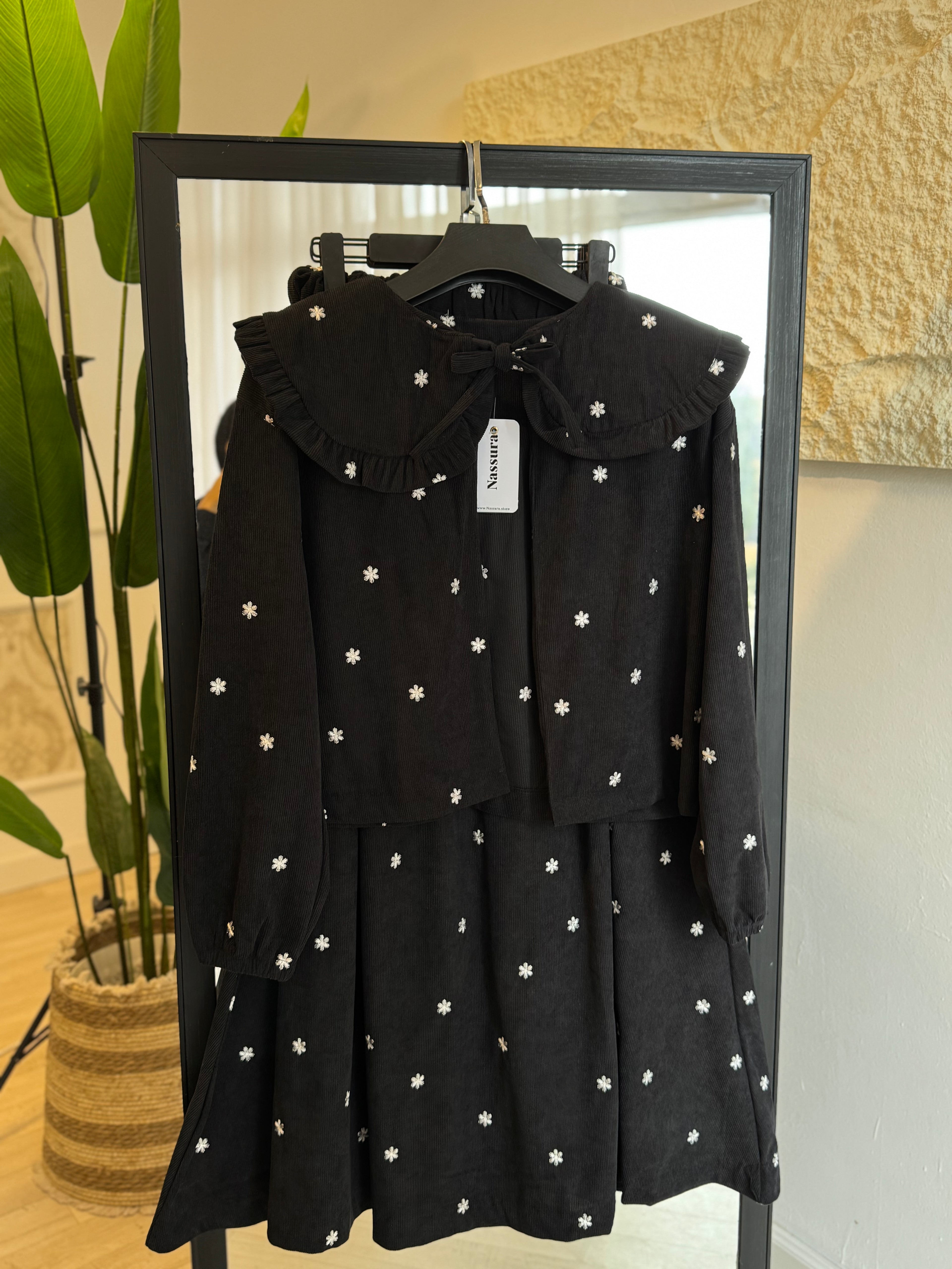 ensemble en velour  avec du broderie anglaise