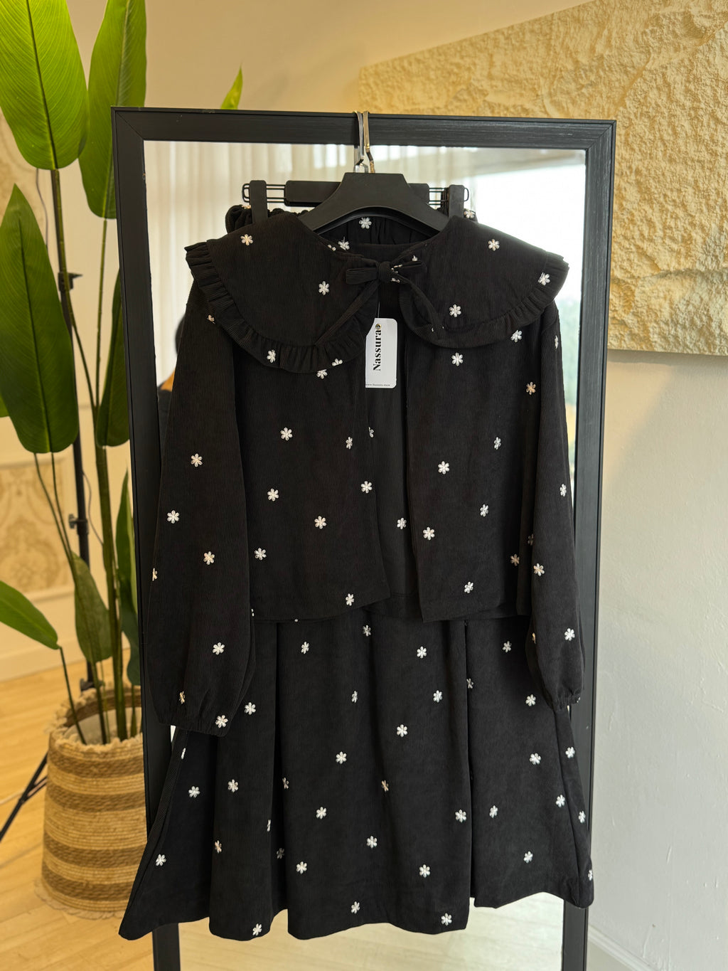 ensemble en velour  avec du broderie anglaise